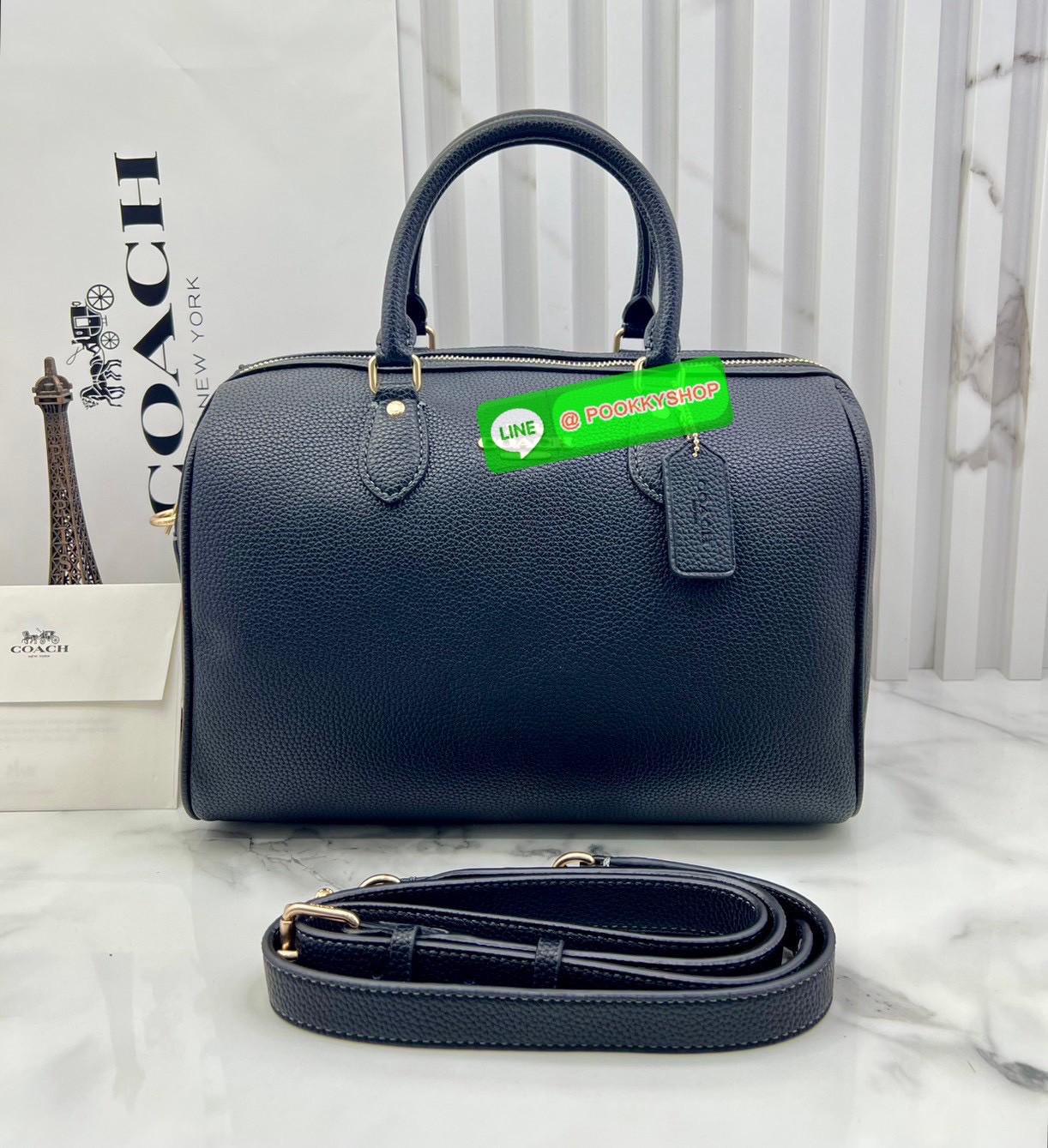 COACH ROWAN SATCHEL IN SIGNATURE CANVAS จุดเด่นของกระเป๋าทรงsatchel bag คือรูปทรงของกระเป๋าดูแข็งแรง มั่นคง ไม่เสียทรงง่าย มาพร้อมหูหิ้วที่ด้านบนของกระเป๋า ลายแคนวาสที่เป็นซิกเนเจอร์แบบเอกลักษณ์ ช่องใช้งานทุ้งภายในและภายนอก นอกจากนี้ กระเป๋าประเภทนี้ยังมี