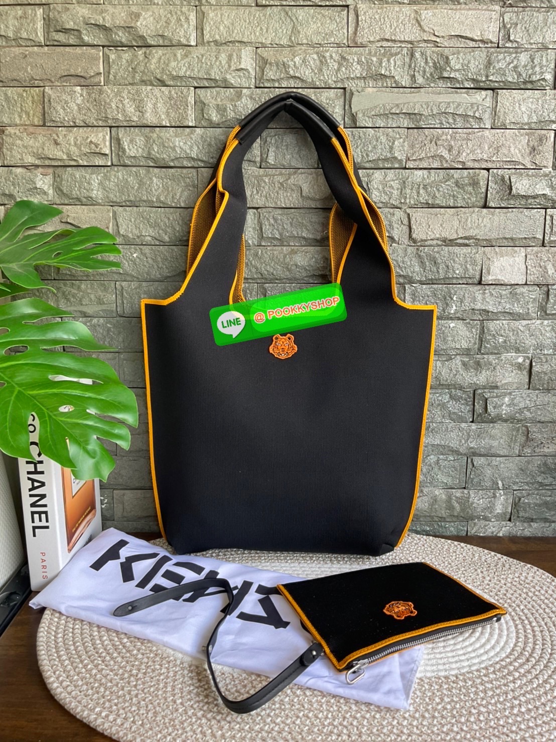 🚚 พร้อมส่ง 🚚 KENZO X KANSAI YAMAMOTO TIGER TOTE BAG กระเป๋าสะพายไหล่ ทรง โท้ทิสี ดำ และ น้ำเงินเข้ม x คันไซ ยามาโมโตะ Three Tigers จาก KENZO โดดเด่นด้วยลวดลายปัก วัสดุเป็นผ้าอย่างหนานุ่มคุณสมบัติพิเศษเฉพาะแบรนด์ น้ำหนักเบามากๆ หูหิ้วด้านบน