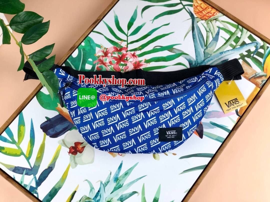 New! กระเป๋าสไตล์คาดอกจาก Vans วัสดุโพลีเอสเตอร์กันน้ำได้เล็กน้อย ทำลวดลายโลโก้แบรนด์ทั้งใบ เปิดปิดแบบซิปที่ด้านหน้า ด้านในมีช้องซิปเล็กให้ 1 ช่อง สามารถใส่กระเป๋าเงินใบยาวและiPhone plus ได้สบายๆค่ะ สายคาดอกปรับสายได้ตามต้องการ มีทั้งหมด 4 สีให้เลือกค่า