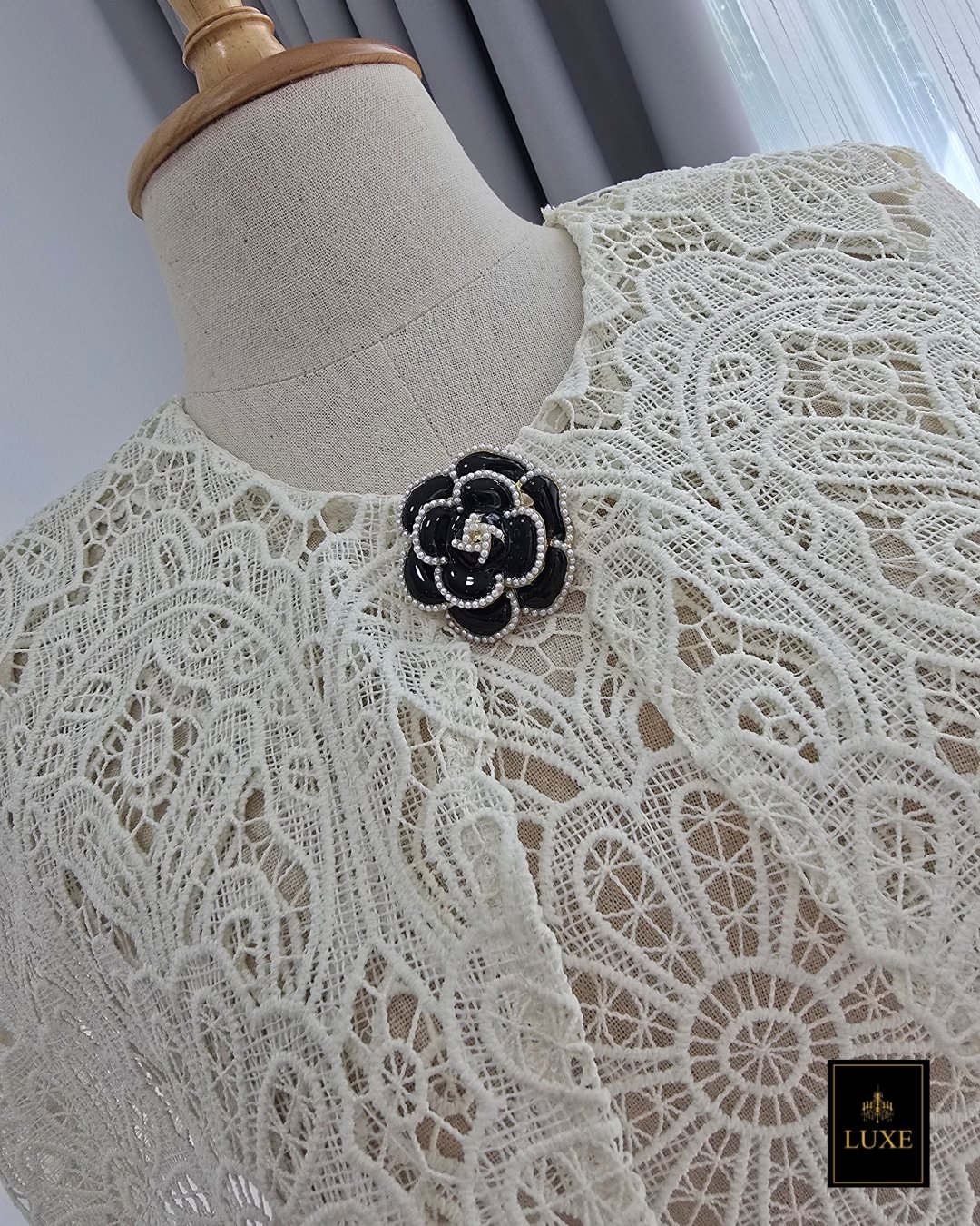 เสื้อแฟชั่น เสื้อลูกไม้ทรงเข้ารูป ดีไซน์เป็นเสื้อคลุมไหล่ในตัว ทำจากผ้าลูกไม้คอตตอนโครเชต์