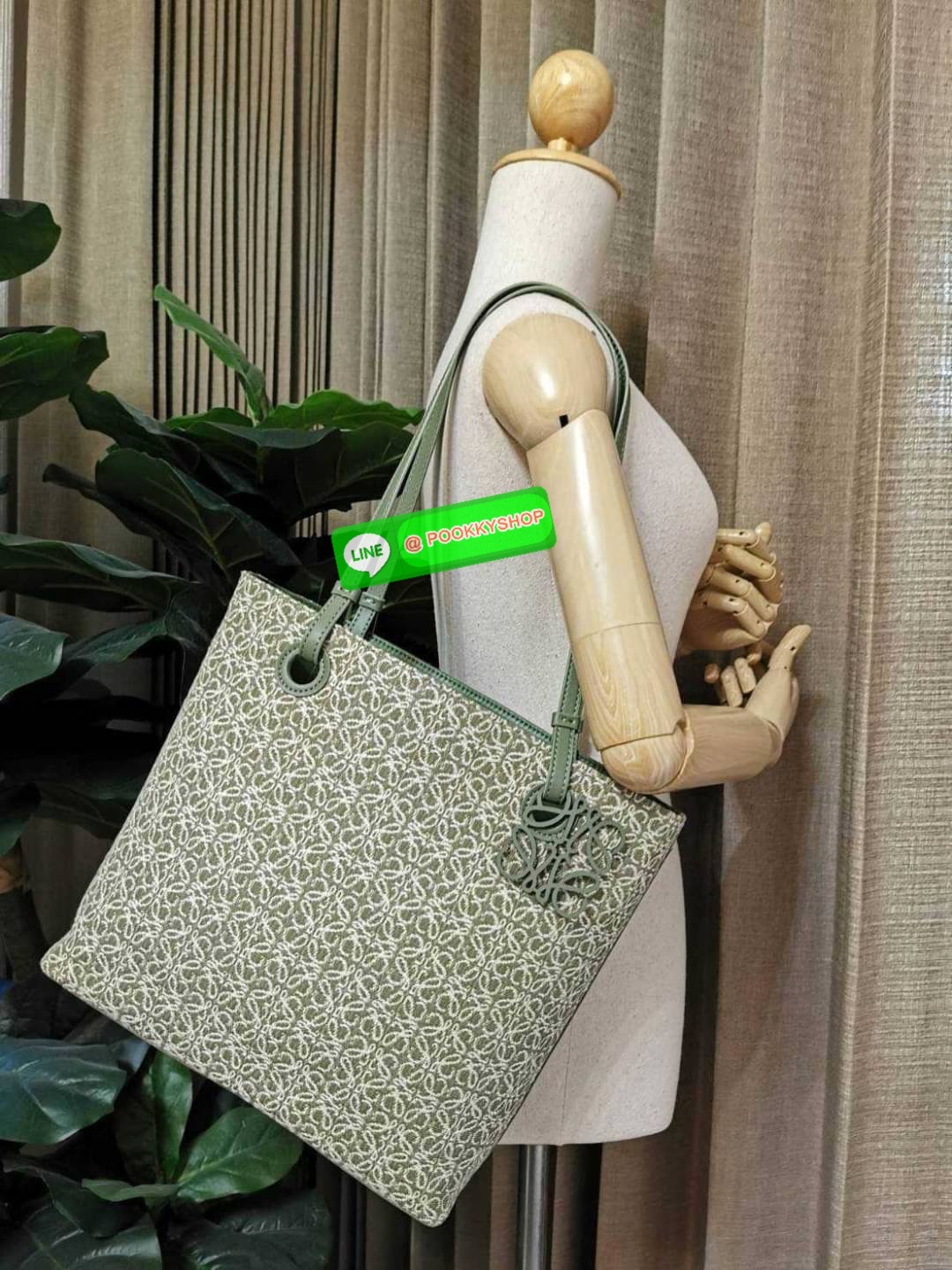 ✴️NEW ARRIVAL!✴️LOEWE ANAGRAM TOTE BAG VIP GIFT WITH PURCHASE GWP พรีเมี่ยมกิ๊ฟ Limited จาก LOEWE PERFUME DUTYFREE ไอเท็มใหม่! ดีไซน์สวยคงเอกลักษณ์ด้วยวัสดุ Anagram Canvas Jacquard Fabric ผสมผสานหนังแท้ Calfskin ลงตัวสุดคลาสสิค ขนาดกำลังดี น