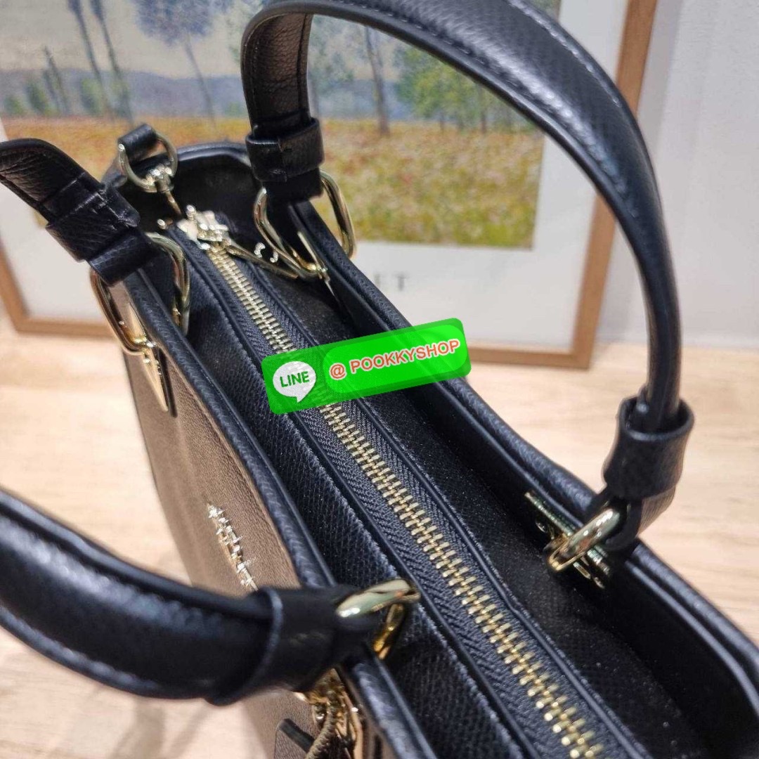 กระเป๋าถือ/สะพายรุ่นยอดนิยม ดีไซน์คงความคลาสสิค แฝงความหรูด้วยอะไหล่สีทอง หูจับในตัวสะดวกใช้งาน ปากกระเป๋ามีซิปปิดกันหล่นแน่นหนา ใต้กระเป๋ายังมีหมุดรองถนอมกระเป๋าอีกด้วย มีสายสะพายข้างให้ ถอดออกได้ ปรับได้ตามต้องการ ภายในโล่งกว้าง มีทั้งช่องซิปและช่องย่อย