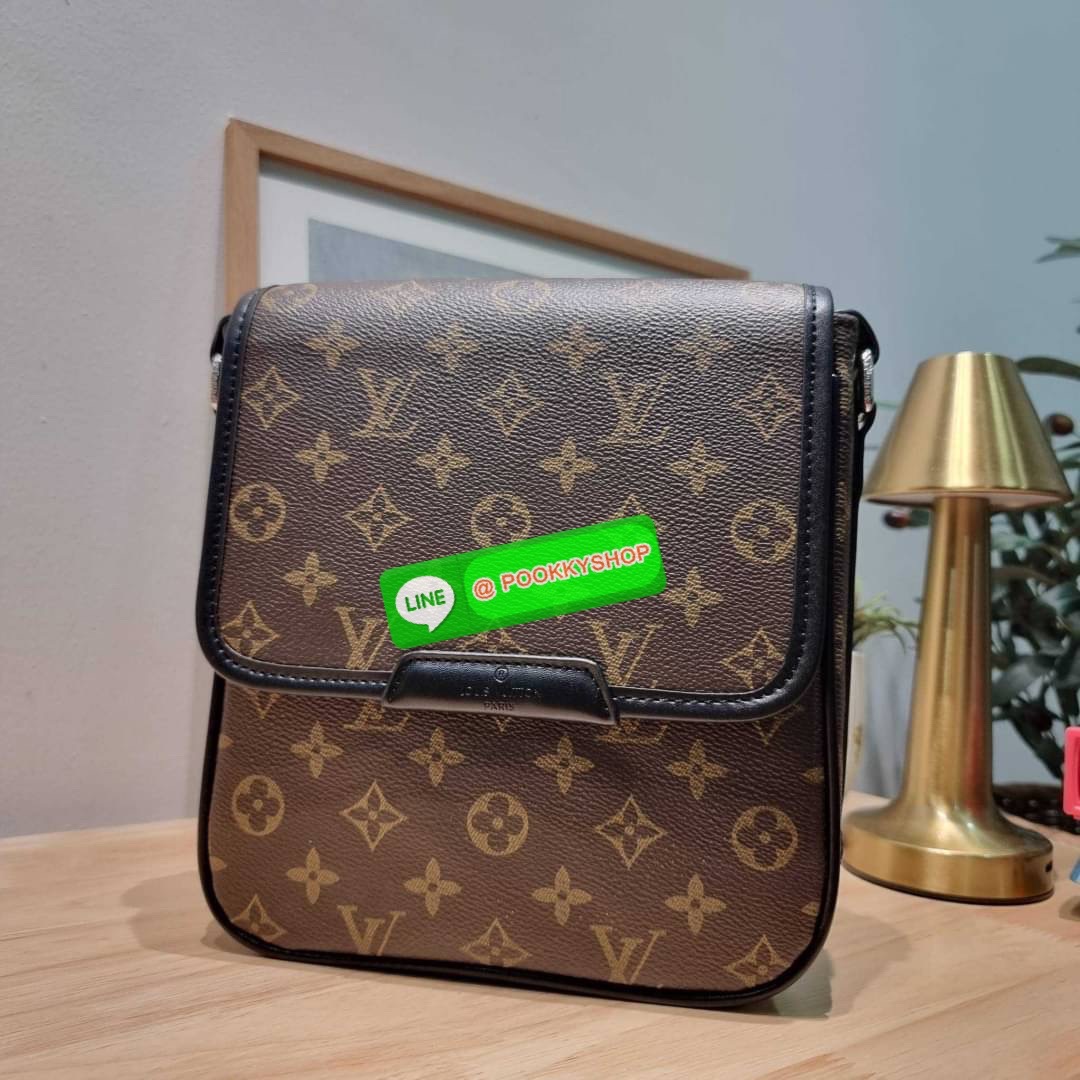 LV bass macassar monogram bag ของใหม่จัดให้หนุ่มๆ จากเคาน์เตอร์ dutyfree กับกระเป๋าสะพายทรงแมสเซ็นเจอร์ ไซส์กำลังดี เหมาะกับหนุ่มๆที่รักความคล่องตัว วัสดุหนังแท้ปั๊มลายเต็มใบ ดีไซน์คลาสสิค เปิด-ปิดด้วยกระดุมแม่เหล็ก ภายในโล่ง ใส่โทรศัพท์ได้ทุกรุ่น ใส่กระเ
