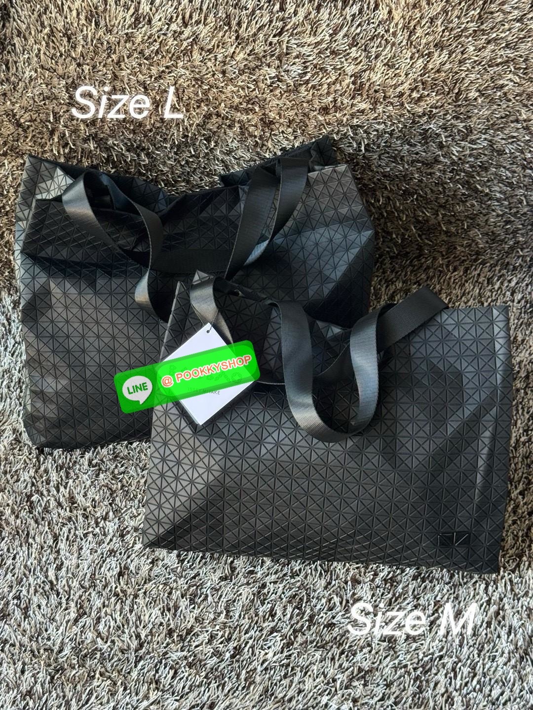 Baobao Issey Miyake Cart geometric L tote bag รูปทรงที่สร้างขึ้นโดยบังเอิญ' เสื้อผ้าที่มีโครงสร้างและได้รับการออกแบบทางวิศวกรรมอันเป็นเอกลักษณ์ของแบรนด์ ส่งต่อไปยังเครื่องประดับที่น่าประทับใจและไร้กาลเวลาเหล่านี้ กระเป๋าโท้ต Cart ประดิษฐ์ขึ้นจากการตั