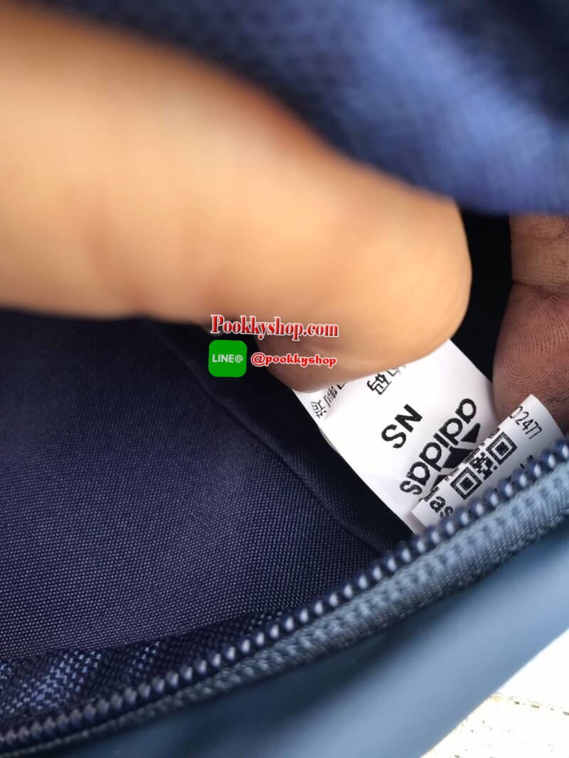 Adidas Expect Originals Bag กระเป๋าสะพายคาดอก ขนาดกลาง วัสดุหนังpu หนังนิ่ม กันน้ำได้ ด้านหน้าสกรีนโลโก้แบรนด์ มีช่องซิปใหญ่ใช้งานได้2ช่อง ภายในมีช่องแยกใส่มินิไอแพค หรือกระเป๋าสตางค์ทรงยาว สายสะพายปรับความยาวได้ฟรีไซส์ ใช้ได้ทั้งผู้หญิงและผู้ชายเท่ๆเลยคร