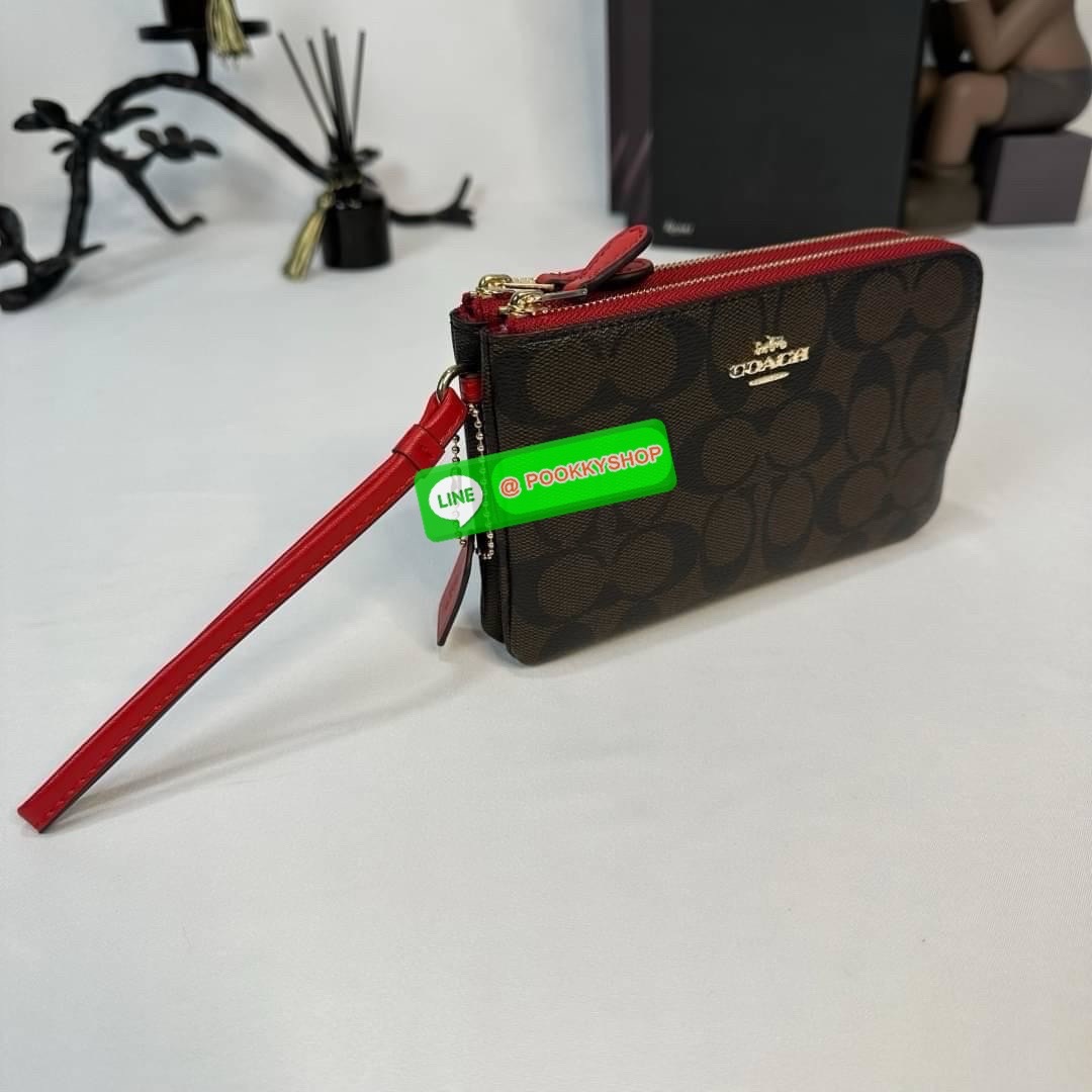 กระเป๋าคล้องมือ COACH 87591 DOUBLE CORNER ZIP WRISTLET IN SIGNATURE CANVAS (COACH 87591 ） กระเป๋าคล้องมือ2เซิปใหญ่ ลายCหนังและ ด้านในเป็นผ้า แบ่งเป็นช่องเล็กๆใส่เหรียญใส่แบงค์ใส่บัตร แล้วแต่จะใส่มีหลายช่อง ใส่โทรศัพท์ได้ทุกรุ่นพร้อมสายคล้องมือ