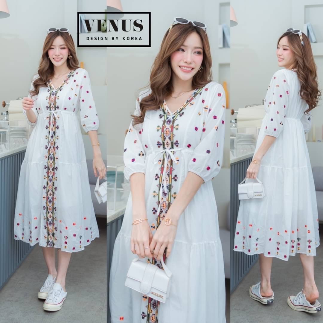 I'm Lady By Venus Bohemain Maxidress แม๊กซี่เดรสปักลายตามแบบฉบับโบฮีเมี่ยน งานสวยเวอร์วังมากๆนะคะ ช่วงเอวสามารถรูดได้คะเก๋สุดๆคะ แม๊ทกับรองเท้าผ้าใบก็สวยเป๊ะคะ