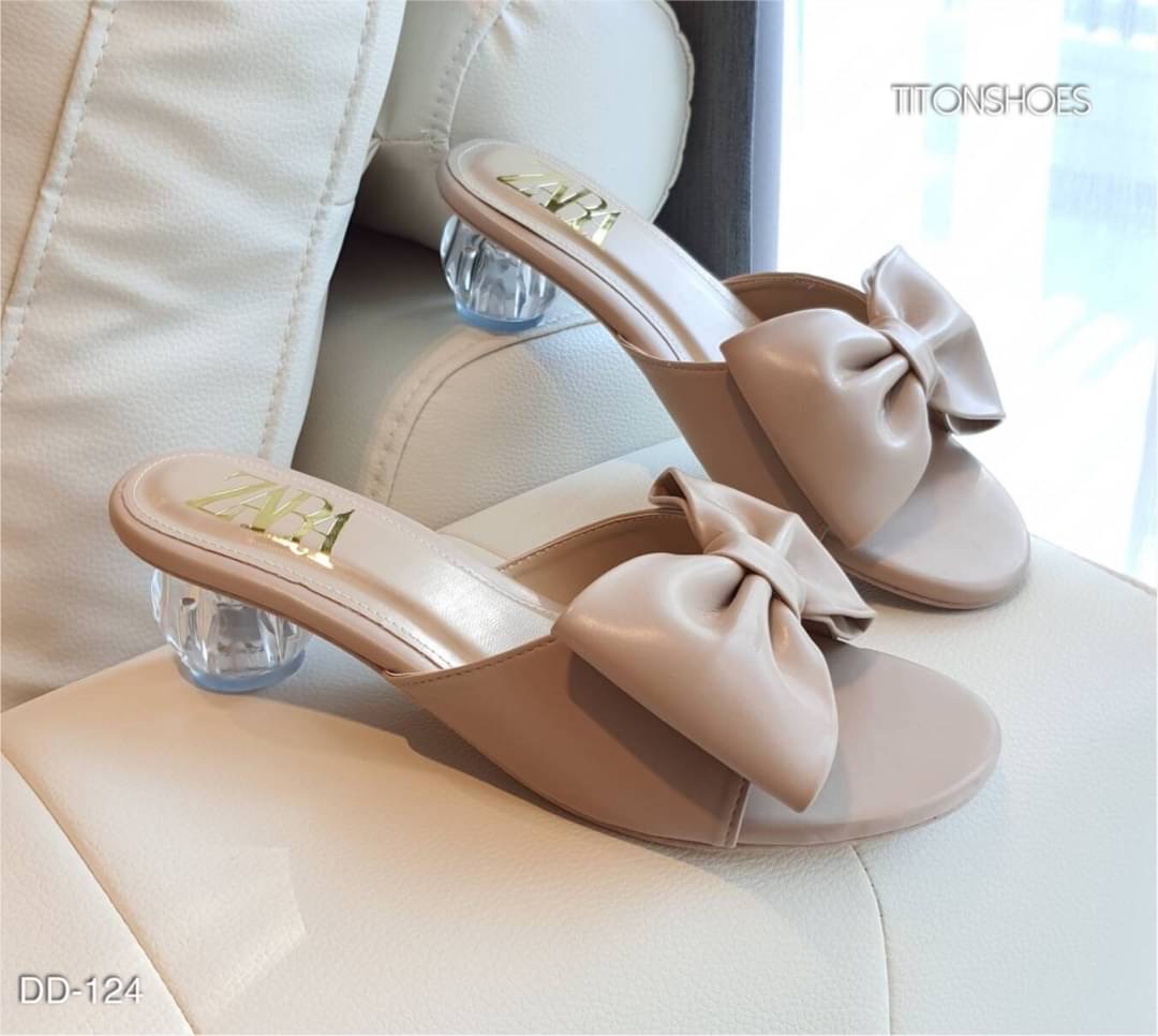 งานเข้าใหม่จร้า แบบเข้าใหม่งาน ZARA ส้นแก้ว แต่งโบว์ใหญ่ หนังนิ่มมากคะ ใส่สบาย น่ารักมาก เข้าได้ทุกชุดน่า พื้นปั้มแบรนด์