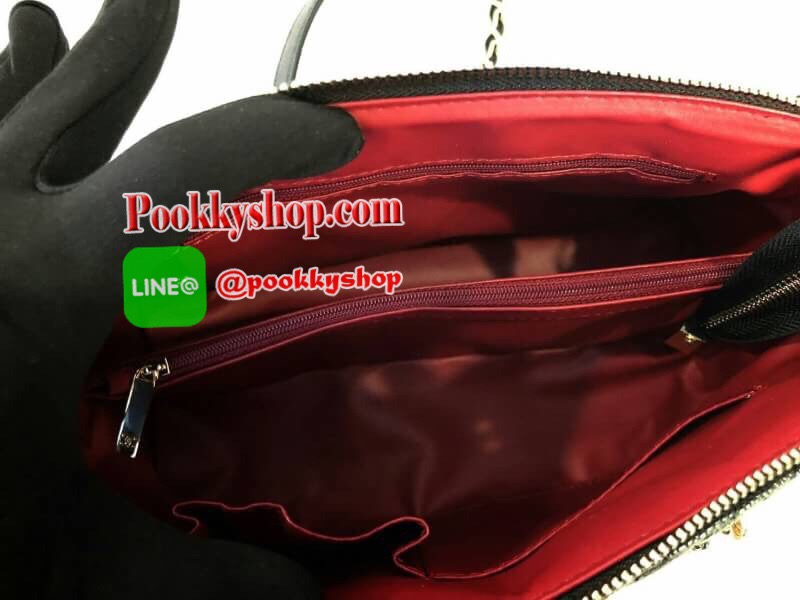 Chanel Bag กระเป๋าทรงหมอน วัสดุหนัง ลาย v สัมผัสนิ่มมือ ทนทาน น้ำหนักเบา เปิด-ปิดด้วยซิปอะไหล่ทอง มีสายยาว ภายในมีช่องใส่ของจุกจิก และซิปใหญ่ อีก1 ช่อง จุของได้เยอะ น้ำหนักเบา ซื้อใช้เองหรือฝากเป็นของขวัญก็สุดคุ้มค่ะ สวยมากงานดีสุดจากเคาท์เตอร์ต่างประเทศ