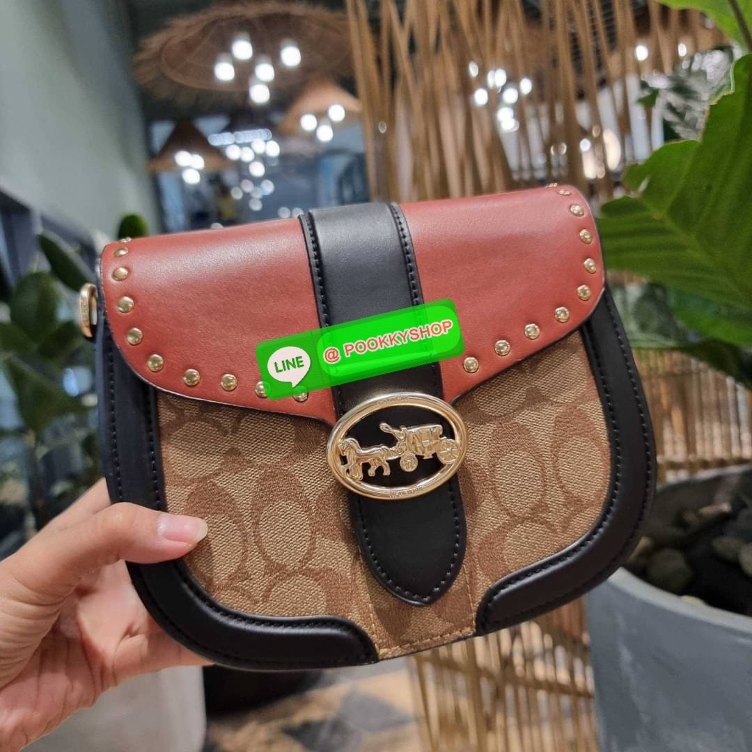 COACH C3593 GEORGIE SADDLE BAG IN COLORBLOCK SIGNATURE CANVAS WITH RIVETS ยกระดับความหรูให้กับตัวเองกันหน่อย ด้วยกระเป๋ารุ่นนี้!! ครอสบอดี้ที่ดีไซน์หรู อัพเลเวล ในราคาที่จับต้องได้ วัสดุหนังแคนวาสเคลือบสลับหนังเรียบ พิเศษไปอีกตกแต่งขอบด้วยหมุด เพิ่มดีเทลก