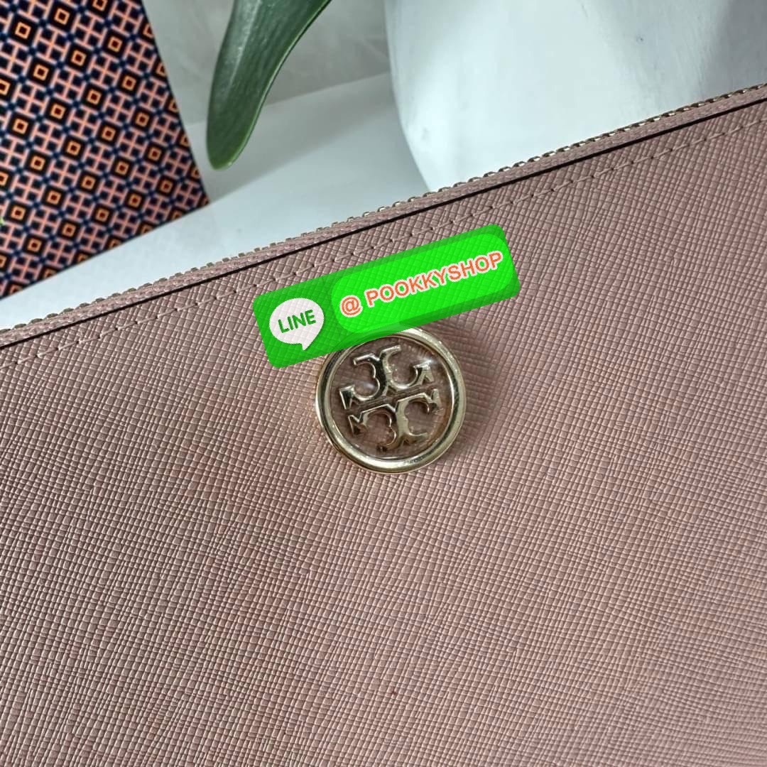 TORY BURCH ROBINSON MULTI GUSSET ZIP CONTINENTAL WALLET กระเป๋าสตางค์ใบยาว แบ่งสัดส่วนด้วยช่องซิปตรงกลางสำหรับใส่เหรียญ มีช่องใส่บัตร และใส่ธนบัตรได้ วัสดุหนังแท้ เปิด-ปิดกระเป๋าแบบซิปรูด ใส่โทรศัพท์มือถือได้ วันชิวๆพกกระเป๋าสตางค์ใบเดียวสะดวกมากค่ะ