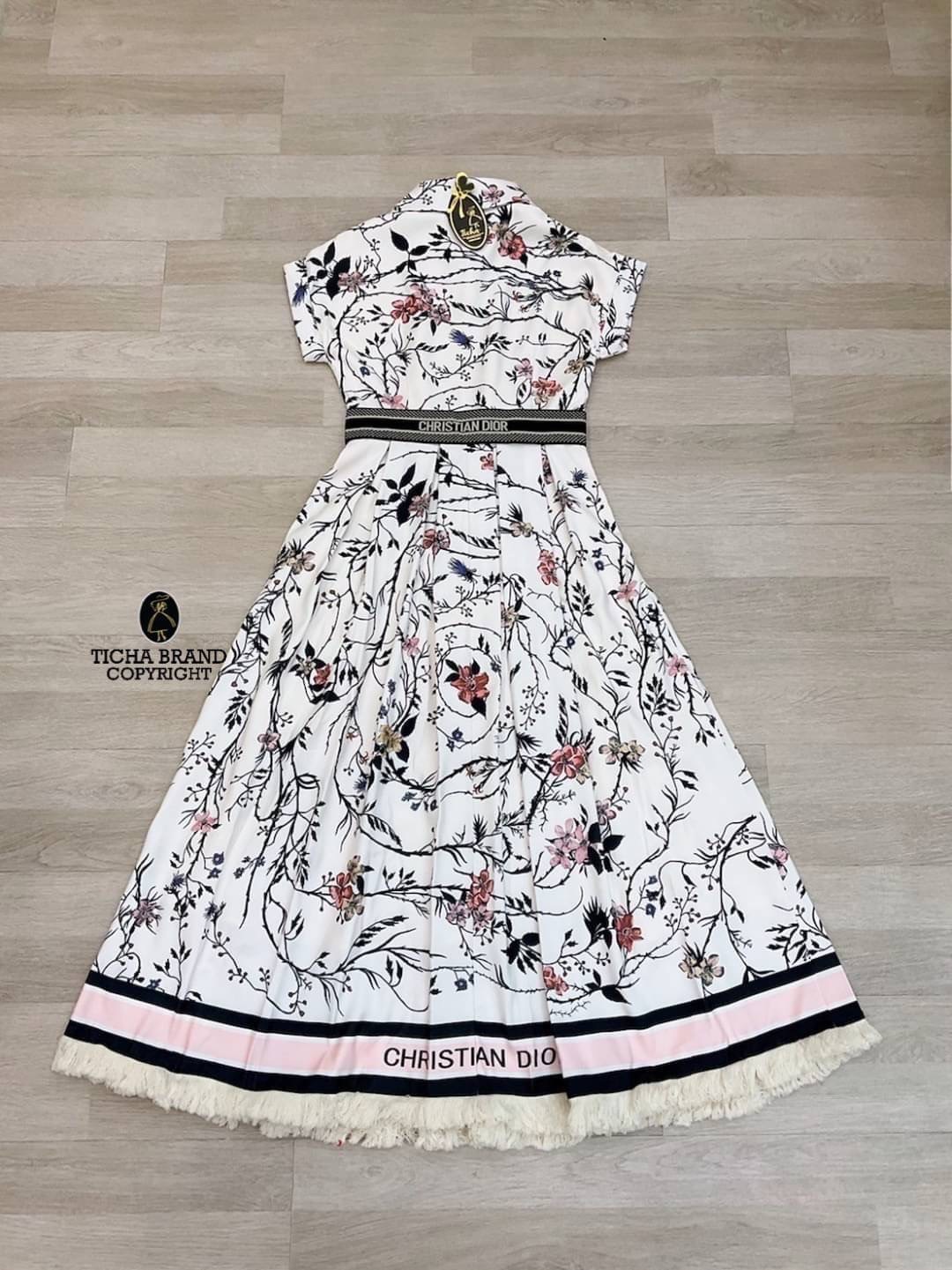 Maxi เดรส ตัวยาวแขนสั้น คอปก ด้านหน้าแต่งกระดุมครึ่งตัว ใช้งานได้จริง งานพิมพ์ลายทั้งชุด ช่วงชายกระโปรงแต่งขนพู่ลุ่ยๆ มาคู่กับเข็มขัดหนังต่อผ้ายางยืดปรับระดับได้ ทรงสวย ผ้าพริ้วใส่สบาย สวยหรูดูดีมากเลยค่า