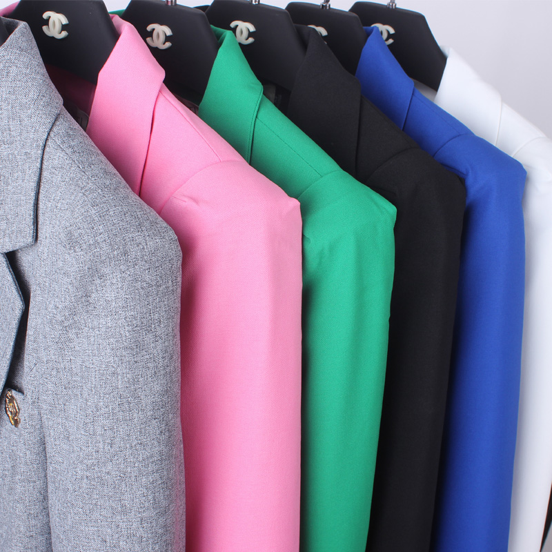 เสื้อผ้าแฟชั่นนำเข้า : เสื้อสูทแฟชั่น พร้อมส่ง สีเทา ตัวยาว คลุมสะโพก แขนยาว คอปกเก๋ แต่งสายคาดเอวด้านหลัง งานสวยดีไซน์เก๋มากๆ แต่งกระเป๋าหลอก ดีเทลกระดุมสุดเก๋ เสริมหัวไหล่เข้ารูป เนื้อผ้าดี คัตติ้งดี งานเนี๊ยบ