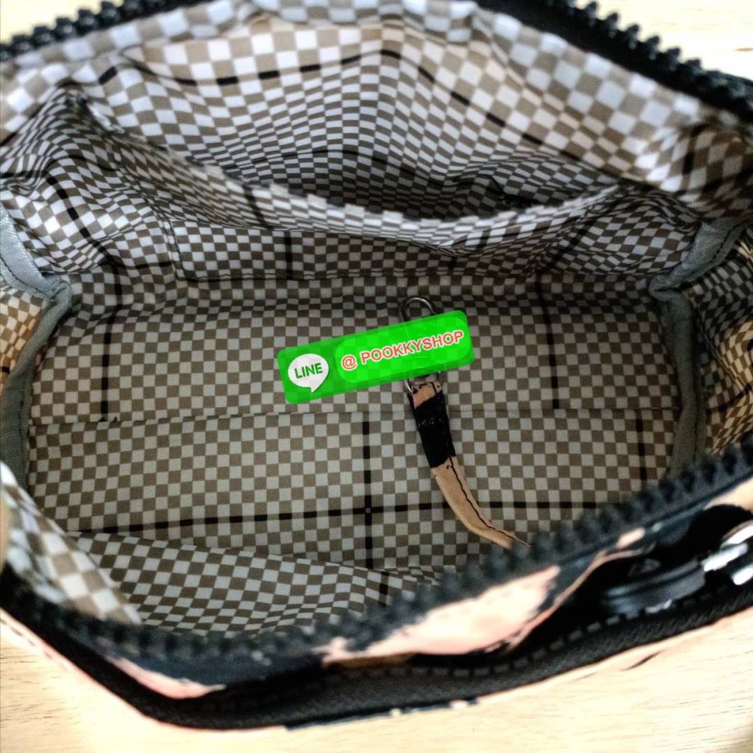 KIPLING Mini Crossbodybag กระเป๋าสะพายข้างขนาดกะทัดรัด ผลิตจากวัสดุ Nylon + ซับใน Polyester100% มีช่องใช้งานแยกย่อยมากถึง 4 ช่อง -ด้านหน้ามีช่องซิป 2 ช่อง -ช่องหลักโล่ง กว้าง จุของใช้ได้เยอะ -ด้านหลังมีช่องซิปอีก 1 ช่อง มาพร้อมพวงกุญเเจลิง สายสะพายยาวสมาร