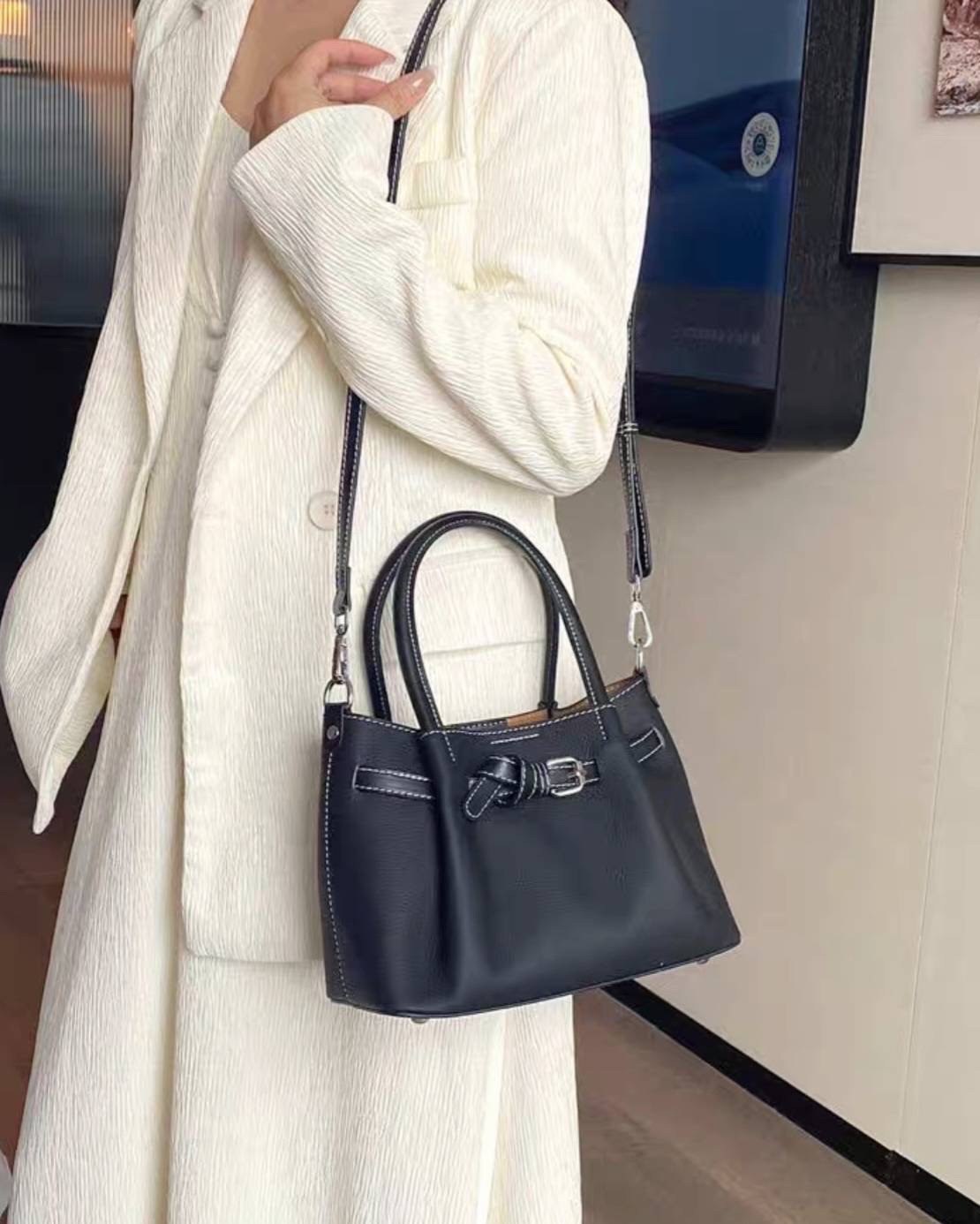 กระเป๋าหนังแท้ทรงtote งานหนังแท้💯 Genuine leather หนังลาย togo รักษาง่าย ใช้งานได้ยาวนาน ขนาดกำลังดี น้ำหนักเบา มีสายสะพายยาว หนังแท้มีความคงทนและสามารถใช้งานได้ยาวนาน เมื่อได้รับการดูแลที่ดี หนังจะมีความนุ่มและยืดหยุ่น แต่ยังคงแข็งแรง นอกจากนี้ ห