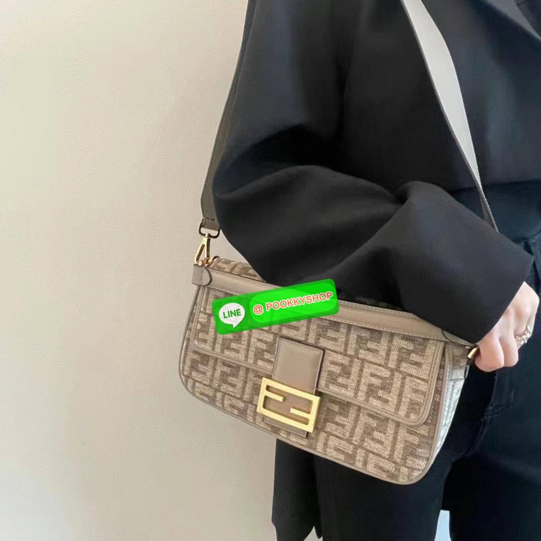 New Arrivals!!! Fendi Baguette Dark Gray FF Tapestry Fabric Bag กระเป๋าทรง Baguette ขนาดกลาง วัสดุผ้าเซนิล พร้อมลวดลาย FF สีเทาเข้ม ปิดท้ายด้วยรายละเอียดหนังแบบทูโทนและประดับด้วยตัวล็อค FF โดดเด่นด้วยฝาปิดด้านหน้าตัวล็อคแม่เหล็กช่องด้านในบุด้วยผ้าหนังกลับ