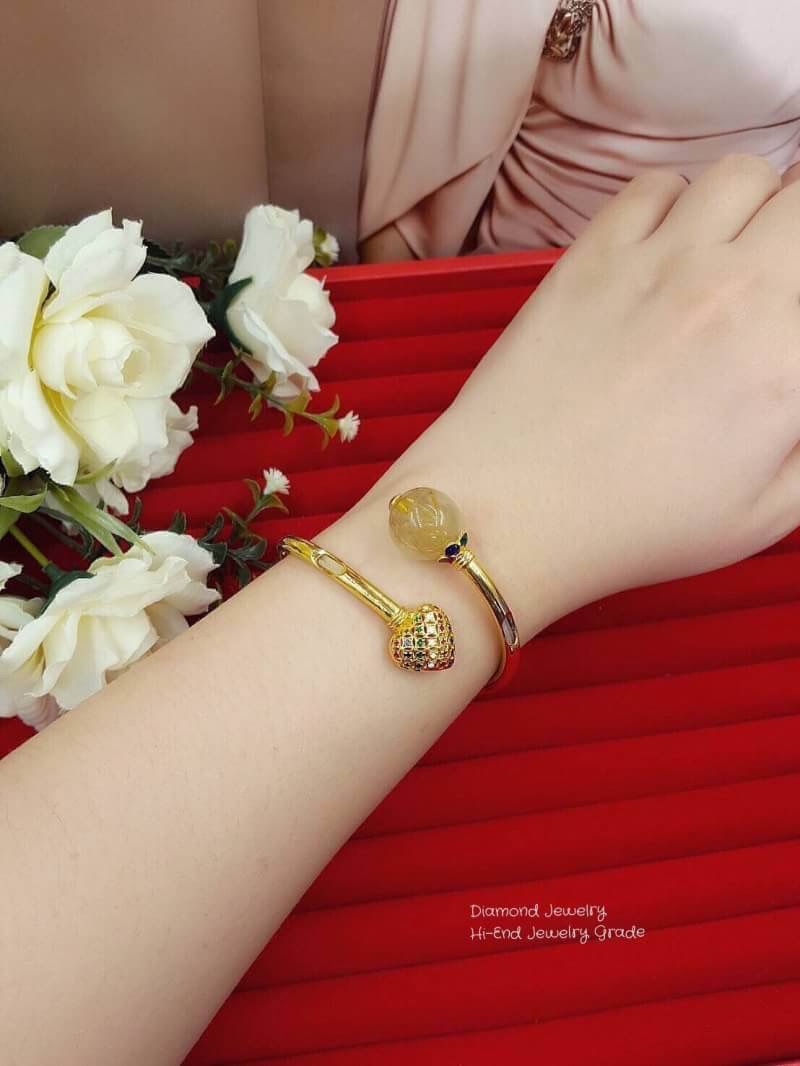 New Arrival !!!!!! กำไลสอดหางช้างอย่างดี ประดับหินไหมทองแท้ขนาด 15cm งานสวยเกรดขึ้นห้างค่ะ มีหางช้างขาวสวยงามมาก งานชุบทอง 5 ไมครอนอย่างดีค่ะ หางช้างและไหมทองเน้นความร่ำรวย เงินทอง ความอุดมสมบูรณ์ในทุกๆสิ่ง ใส่เสริมความเป็นสิริมงคลในชีวิตค่ะ