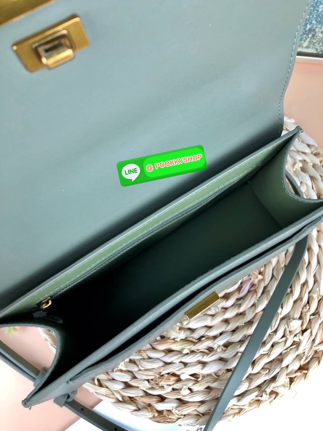 Charles & Keith Metallic Accent Evening Clutch กระเป๋าสะพายวางอยู่ทรงสวย สายโซ่ดีไซน์เก๋มากๆ สามารถสะพายแบบสายคู่/สายเดี่ยวแบบcrossbody ได้ เปิดปิดแบบตัวล็อกด้านหน้า เปิดมาจะมีช่องเล็กใส่บัตร/เหรียญได้ ช่องใหญ่ด้านในมีช่องซิปเล็ก 1 ช่อง ช่องใส่การ์ด 3 ช่อ