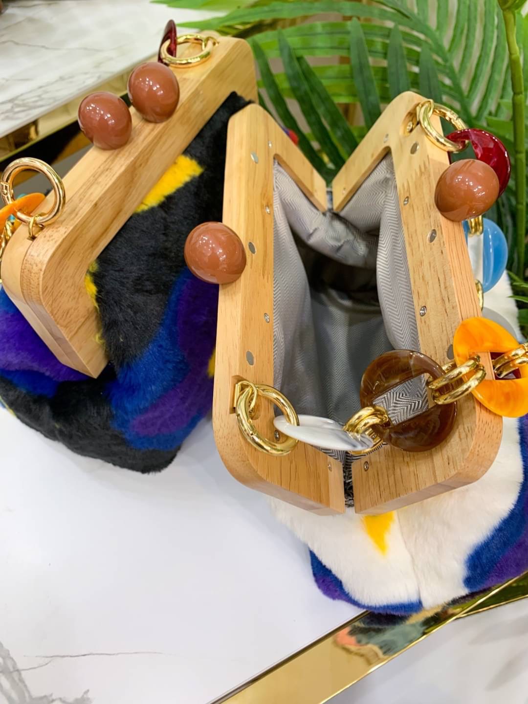 𝙉𝙀𝙒 𝙉𝙀𝙒 ‼️ กระเป๋าขนทอลาย ตามแบบฉบับแบรนด์ดัง งานขนนิ่มๆ มาพร้อมสายโซ่สุดน่ารัก สีสัดสดใส ด้านในจุของได้เยอะเลยคะ มีสายโซ่สะพายข้างได้คะ รุ่นนี้ จัดมาให้ 2 ลายนะคะ