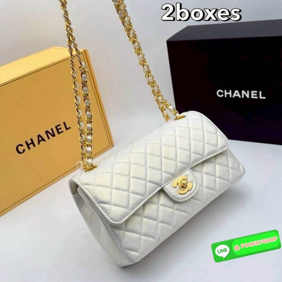 CHANEL Classic Bag 25cm สีใหม่เข้าเพิ่ม สวยละมุน สวยสดใสแบบสับ สวยตัวแม่ต้องมี กระเป๋าสะพายข้าง รูปทรงคลาสสิค หรูหรา เปิด-ปิดกระเป๋าด้วยตัวบิดล็อค ภายในกระเป๋ามีฝาปิดอีก 1 ชั้น โลโก้เด่น คม ชัด!! สะพายได้ 2 แบบ เป็นเส้นคู่สะพายไหล่ หรือเส้นเดี่ยวสะพาย cro