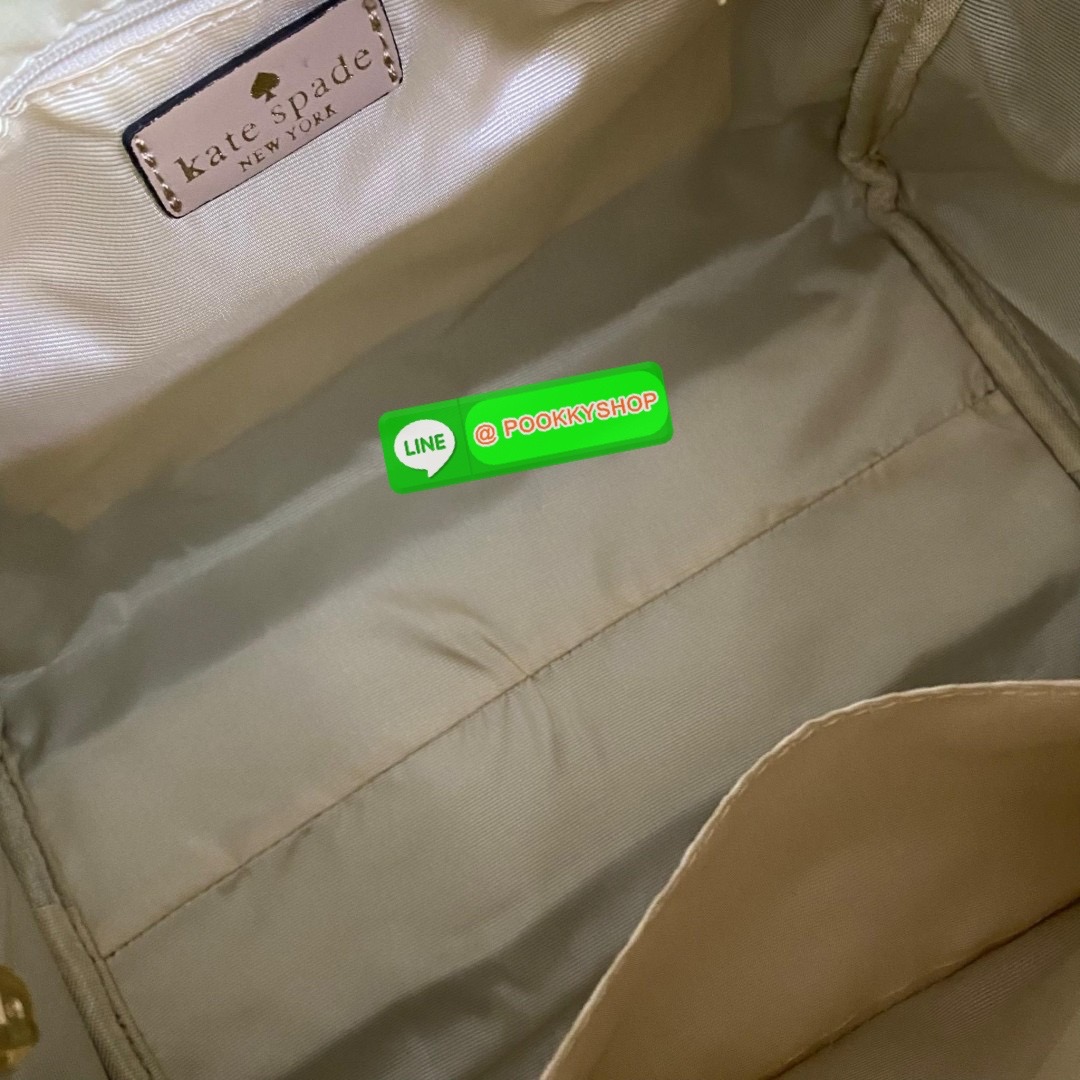 KATE SPADE NEW YORK SPADE FLOWER JACQUARD MANHATTAN DOCTORS BAG กระเป๋าถือหรือสะพายใบใหญ่ทรงหมอน โดดเด่นด้วยลวดลายเอกลักษณ์ทั้งใบ ด้านหน้าตกแต่งด้วยชื่อแบรนด์ เปิด-ปิดกระเป๋าด้วยซิปคู่ ด้านในโล่งกว้าง จุของได้เยอะมากค่ะ มีช่องซิปเล็กและช่องใส่ของจุกจิกค่ะ