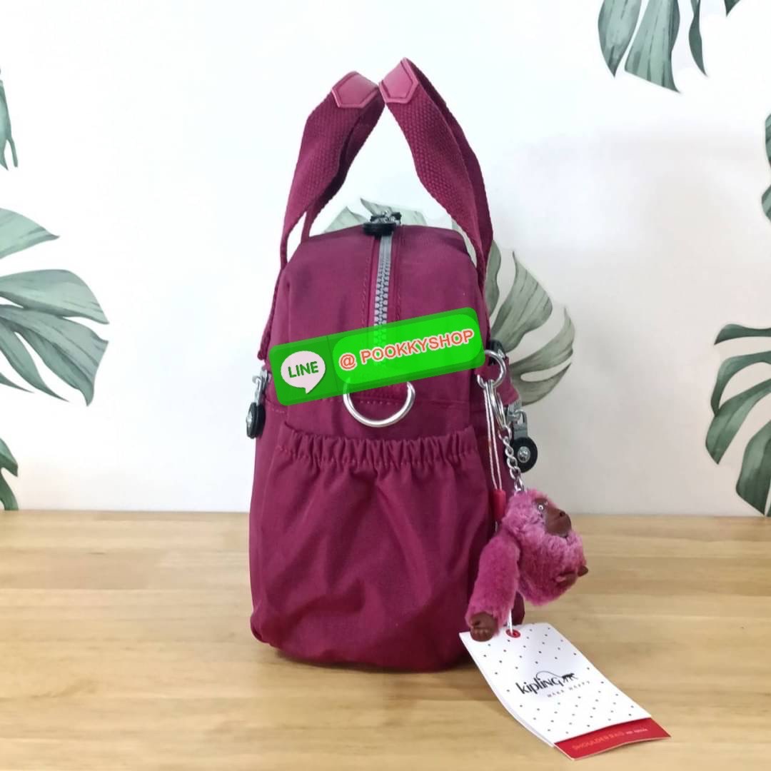 Kipling Dome K1006 Handbag กระเป๋าถือหรือสะพาย วัสดุ Polyester 100% รุ่นใหม่ มีให้เลือกทั้งแบบเรียบ และ ลายน่ารัก มีช่องแยกด้านหน้า 2 ช่อง ช่องหลักโล่งกว้าง พร้อมช่อง pocket แยก 2 ช่อง ใช้งานได้ครบครัน สามารถสตางค์ใบยาวได้ ขนาดกำลังดี จะใช้ทำงาน ไปเรียน ห