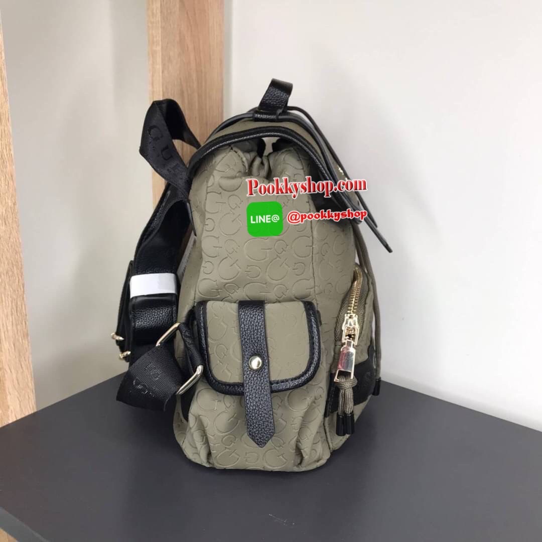 GUESS KACEE MINI LOGO BACKPACK. กระเป๋าเป้สะพายหลังขนาดกลาง ไม่เล็กไม่ใหญ่จนเกินไป น้ำหนักเบาใสของได้เยอะ มีช่องใส่ของหลายช่อง ช่องซิปหน้า1 ด้านข้างใส่ขวดน้ำได้ ช่องใหญ่ เปิดปิดด้วยสายรูด และกระดุมแม่เหล็ก ภายในซับด้วยผ้าสีเดียวกับกระเป๋า ภายในมีช่องซิปอี