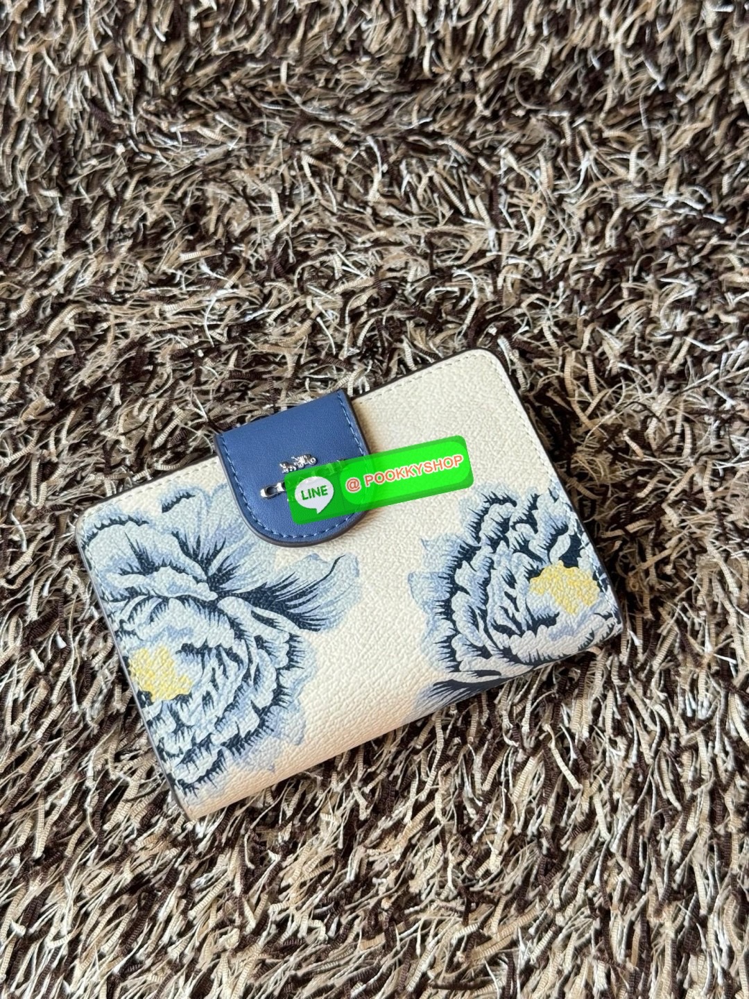 COACH MEDIUM CORNER ZIP WALLET IN SIGNATURE CANVAS กระเป๋าสตางค์ขนาดกลางที่ถือว่าเป็นไอเทม Must Have ของทุกเพศทุกวัยที่ต้องพกติดตัวไว้ตลอดเวลา เพราะนอกจากจะช่วยจัดเก็บเงิน บัตรประชาชน บัตรเครดิตและต่าง ๆ ให้เป็นระเบียบเรียบร้อยยังต้องคำนึงถึงประโยชน์ใช้สอ