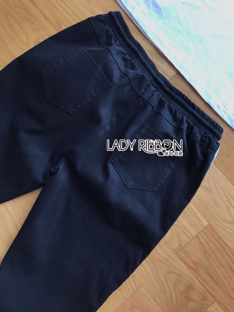 Lady Ribbon's Made Lady Ellen Street Chic Printed T-shirt and Sweat Pants Set เซ็ตเสื้อทีเชิ้ตพิมพ์ลายและกางเกงวอร์มสไตล์สตรีท ลุคนี้เป็นสไตล์แบรนด์ Moschino แบบสตรีทเก๋ๆ ตัวเสื้อเป็นเสื้อยืดแขนสั้น ตรงกลางพิมพ์ลายตุ๊กตาหมี ส่วนกางเกงเป็นการเกง Sweat