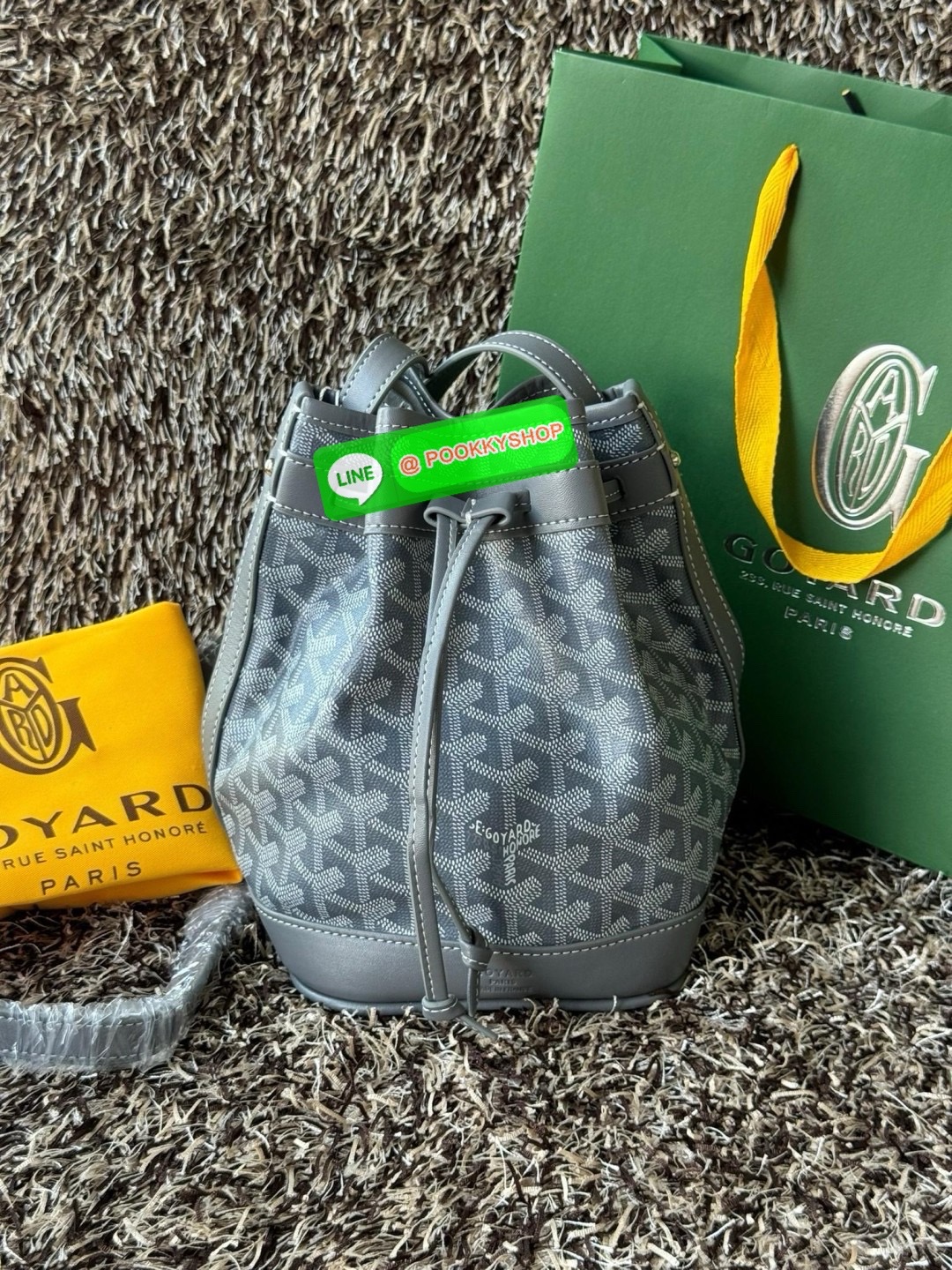 GOYARD PETIT FLOT BUCKET BAG กระเป๋าทรงถังรุ่น Petit Flot เป็น re-issue ของรุ่นดั้งเดิม ด้วยรูปทรงที่ถูกออกแบบมาอย่างสวยงาม ลงตัว เข้ากับทุกการแต่งตัว รวมถึงทันกระแสแฟชั่นทุกยุคทุกสมัย ภายในกว้างจึงสามารถบรรจุสิ่งของได้เยอะจุใจและเก็บของต่าง ๆ ได้อย่างปลอ
