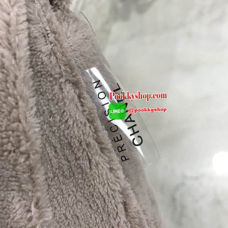 MUST HAVE! Chanel Beaute Crossbody Bag กระเป๋าถือหรือสะพายพรีเมี่ยมของเเท้จาก Chanel Cosmetic Counter VIP Gift รุ่นแนะนำวัสดุขนวูฟสีดำหนานุ่มตัดโลโก้แบรนด์หนังแก้วสวยโดดเด่น น้ำหนักเบา เปิดปิดด้วยฝาปิดกระดุมแม่เหล็ก ใบใหญ่กำลังดีใส่ ipad กระเป๋าสตางค์ใบยา