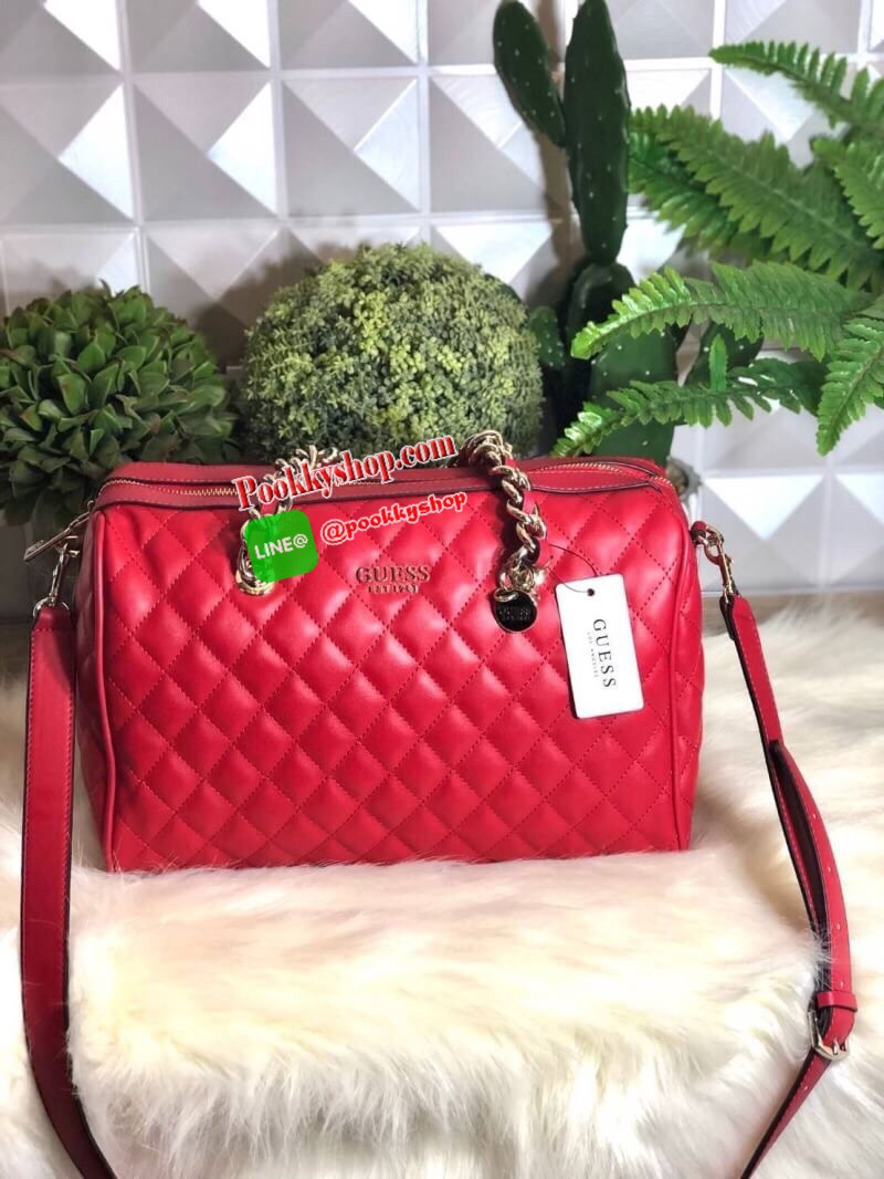 GUESS Sweet Candy Large Satchel กระเป๋าสะพายทรง Bowling รุ่นใหม่ล่าสุดจาก GUESS FACTORY หนังนิ่มลายตารางสวยอยู่ทรงใบใหญ่กำลังดี ด้านหน้าประดับโลโก้หูหิ้วโซ่ร้อยหนังสะพายไหล่ได้เเข็งแรงรับน้ำหนักได้เยอะ เปิดปิดด้วยซิปสะดวกใช้ มีหมุดรองฐานกันรอย ภายในมีช่อง