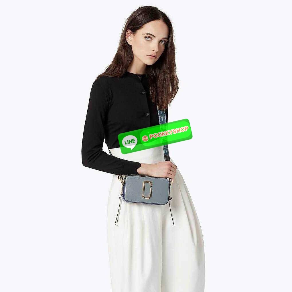 MARC JACOBS THE SNAPSHOT CAMERA BAG ไอเท็มยอดฮิตที่โดดเด่นเป็นเอกลักษณ์ กับกระเป๋าสะพายข้างสุดปัง เรียกได้ว่าไม่ซ้ำใคร!! วัสดุหนังวัว สวยอยู่ทรง เปิด-ปิดกระเป๋าด้วยซิป มีซิปหลัก 2 ช่อง แบ่งสัดส่วนไว้ดีมาก มาพร้อมสายสะพายสปอร์ตเส้นใหญ่ ที่ออกแบบโทนสีมาให้เ