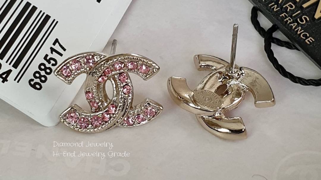 Super Hi-End Quality !!!! ((งาน 1:1 เกรดดีที่สุดในท้องตลาด)) Chanel Earring ต่างหูชาแนล collection ล่าสุด ชนช็อปคะ รับรองสวยวิ้งมากกกกก งานดี ตัวเรือนรับประกันความพอใจเลยค่ะ ตัวเรือนสีทองดูหรูมากๆค่ะ ใส่ออกมาน่าร๊ากกกก จัดเลยคร่าา สาวห้ามพลาดเซเลปใส่กันเย