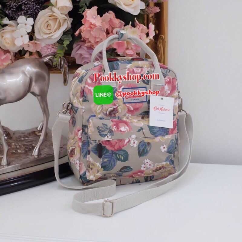 ว้าว ใครกำลังหาเป้น่ารักๆ สะพายข้าง ได้ แนะนำใบนี้เลยค่า จากแบรนด์ cath kidston ทรงน่ารักแถมลายหายากมาก น้ำหนักเบามาก ช่องเก็บของเป็นสัดส่วน ได้ราคาพิเศษคุ้มมากๆๆ ห้ามพลาดนะค่า ใครชอบแนวน่ารัก จัดเลย ไม่ต้องคิดนาน มาจำนวนจำกัดค่า