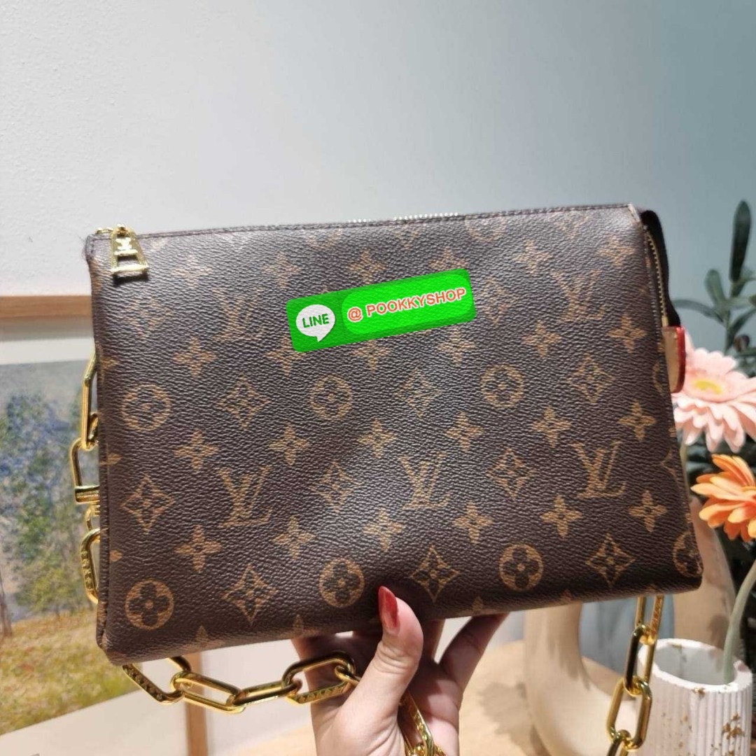 LV coussin pm bag 🔆 Details กระเป๋าสะพายกึ่งคลัชท์ สุดล้ำ ดีไซน์ใหม่ สีลิมิเต็ด ล่าสุดจากเคาน์เตอร์ duty free มาแรงมาก ด้วยความสวยปังตั้งแต่แรกเห็น มาพร้อมสาย 2 เส้น สวยลัคชูแบบสับๆ มีสายโซ่ที่มีดีเทลละเอียดไม่ซ้ำ และสายสปอร์ตครอสบอดี้ ที่จะคล้องไ