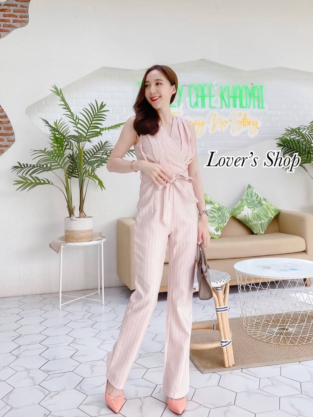 จั้มสูทกางเกง แนวเรียบหรูดูผู้ดี ทรงคอวี ทำจีบทวิตช่วงอก มาพร้อมเชือกกผูกช่วงเอว ทรงนี้ใส่แล้วแลดูขายาวหุ่นดีค่ะ เนื้อผ้าหนาเป็นทรงสวย