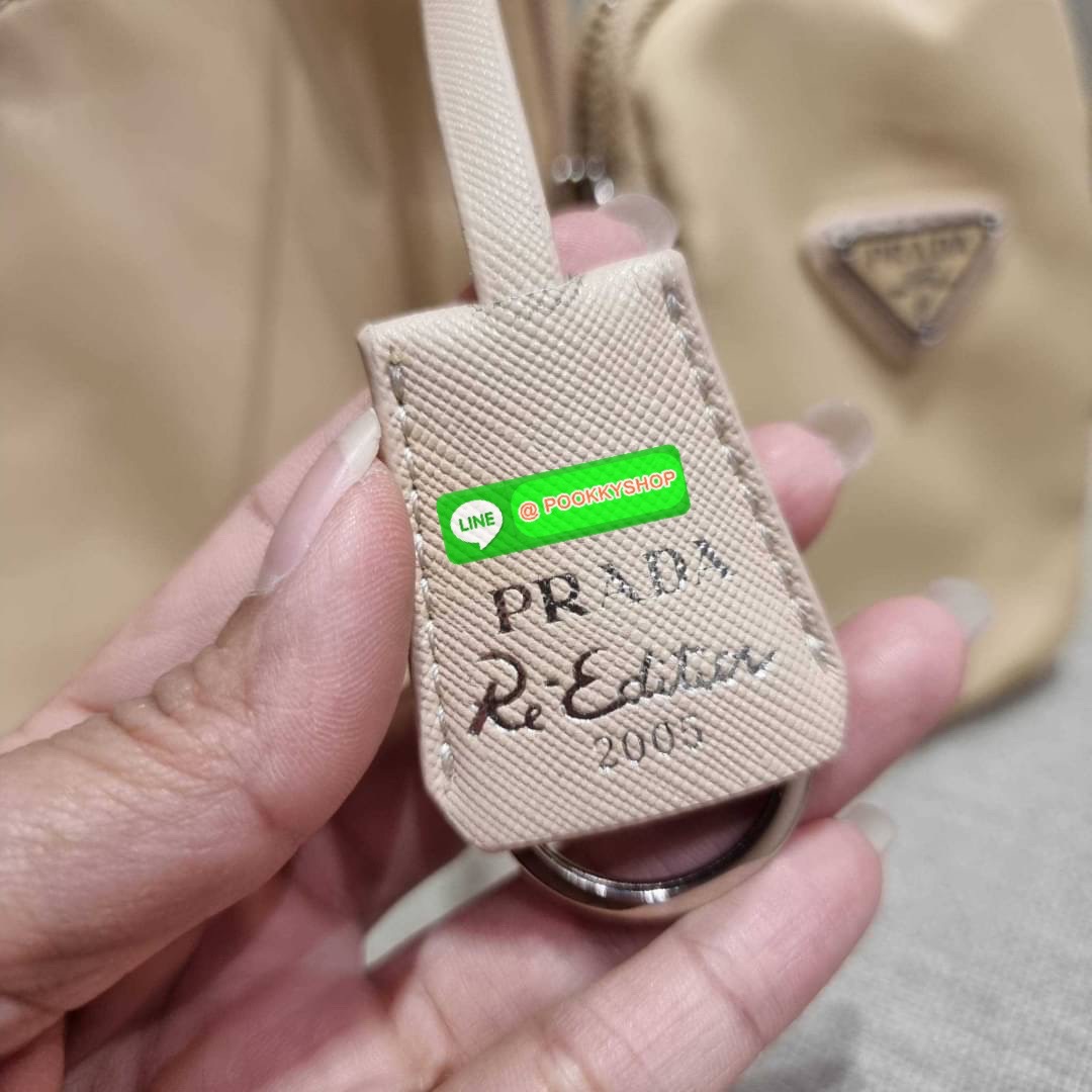 PRADA RE-EDITION 2005 RE-NYLON SHOULDER BAG ไอเท็มสุดปัง ที่ฮิตตลอดกาลไม่ว่าจะปีไหนๆ จัดให้ครบทั้งสีขายดีและสีใหม่ล่าสุด ที่สายคุณหนูห้ามพลาด!! กับกระเป๋าสะพายทรงคลาสสิค เหมาะเป็น everyday bag มากๆ วัสดุผ้าไนล่อนคุณภาพ พร้อมใบลูก ไว้ใส่เหรียญ ใส่กุญแจได้ส