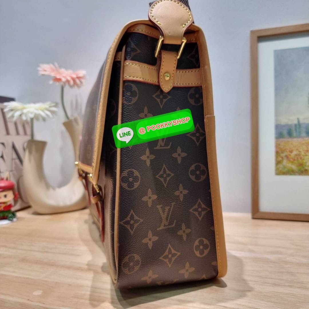 LV GIBECIERE CROSSBODY BAG กระเป๋าสะพายข้างใบใหญ่ ทรงแมสเซนเจอร์ เอาใจหนุ่มๆ ดีไซน์วินเทจ ย้อนยุค คลาสสิคไม่มีเบื่อ วัสดุหนังแคนวาส ทนทาน เปิด-ปิดด้วยสายคาดปรับระดับได้ ภายในมีช่องแบ่งเป็นสัดส่วนอย่างดี มีช่องซิป สายสะพายปรับได้ตามชอบ ใส่ของได้เลยแบบจุใจ