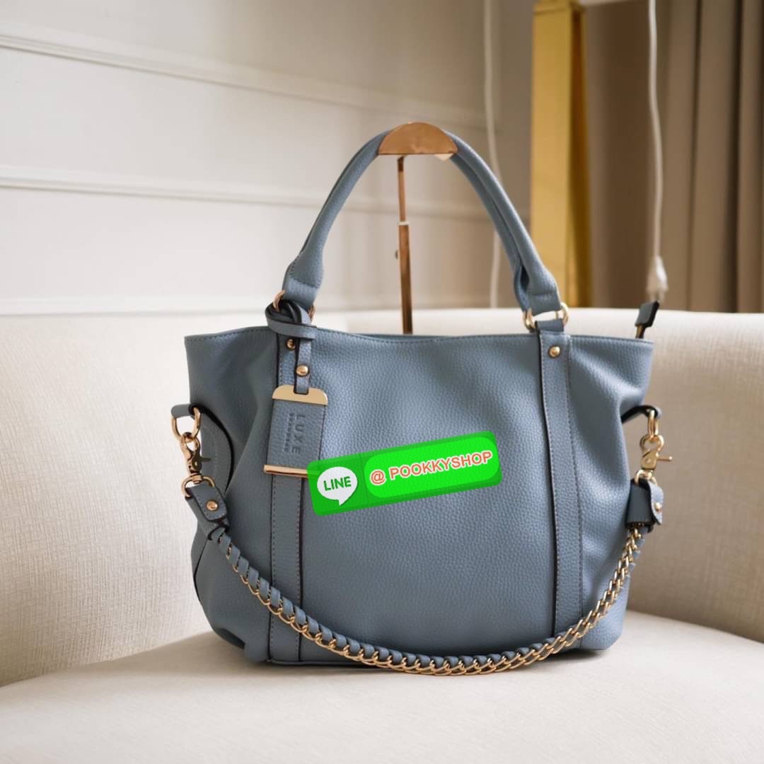 LUXE กระเป๋าเอนกประสงค์ สะพายได้ 3 แบบ เอาไปทำงานเหมาะมากๆ เพราะใส่ เอสี่ ได้ รุ่น Renaise (เรเนส) ใบใหญ่ แต่เบา! เริ่ดมากๆ สายสะพาย 2 เส้น สะพายได้ถึง 3 แบบ ลุคไหนก็เอาอยู่