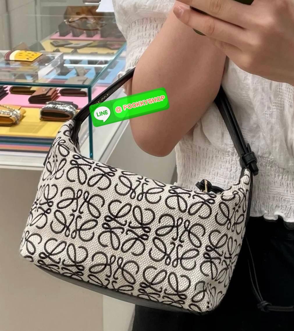 RESTOCK!! 💙🤎 LOEWE CANVAS BAG VIP GIFT WITH PURCHASE (GWP) พรีเมี่ยมกิ๊ฟ Limited จาก LOEWE HAUTE PARFUME DUTYFREE COUNTER วัสดุ CANVAS ตัดหนังแท้ ดีไซน์ทรงยอดฮิตประจำปีเลย! ปักโลโก้แบรนด์บนผ้าทั้งใบเป็นเอกลักษณ์ เปิดปิดด้วยซิปยาวภายในโล่งก