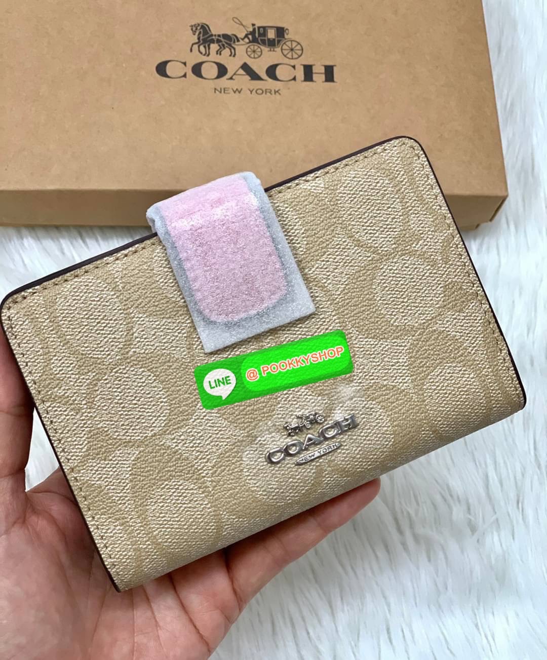 COACH MEDIUM CORNER ZIP WALLET IN SIGNATURE CANVAS ((53562)) 💋กลับมาอีกครั้งค่ะ! กระเป๋าเงินใบกลางหนัง pvc canvas สวยงามค่ะ เปิดปิดช่องหลักด้วยกระดุมภายในมีช่องเสียบบัตรได้ถึง10ช่อง ช่องใส่ธนบัตรหนึ่งช่อง; และช่องซิปสำหรับใส่เหรียญอีกสองช่อง แยกสั