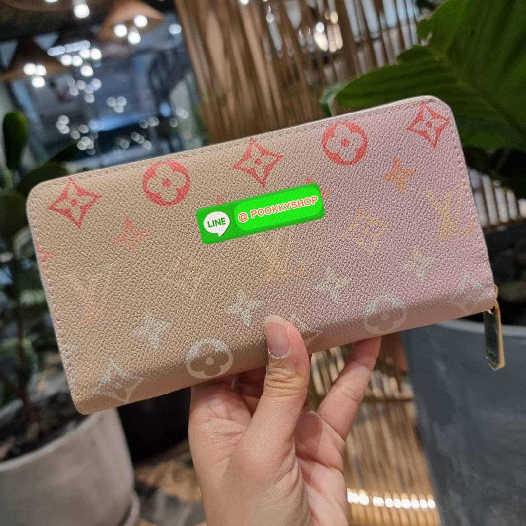 NEW IN!! LV long zip wallet with gwp กระเป๋าสตางค์พรีเมี่ยมกิ๊ฟ ดีไซน์ล่าสุด หวานๆสวยๆ น่าใช้มาก ใบยาวขนาดกำลังเหมาะมือ ถือแล้วขับผิว โดดเด่นด้วยสไตล์การไล่เฉดสีโทนละมุน ดูโดดเด่นไม่เหมือนใคร วัสดุหนังแคนวาส ทนทาน เปิด-ปิดด้วยซิปรอบ ภายในมีช่องใส่บัตรเยอะ