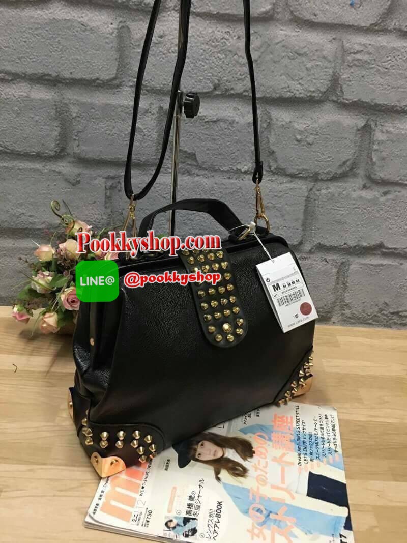 Best seller!!! ZARA STUDDED BAG กระเป๋าถือหรือสะพาย หนังนิ่ม ฐานกว้าง ตั้งอยู่ทรง แต่งหมุดสีทองรอบใบรวมถึงฐานทั้งสี่มุม เปิดปิดตัวล็อคแม่เหล็ก ตรงกลางคาดปิดด้วยหนังแต่งด้วยหมุดทองสวยงาม มาพร้อมสายสะพายยาว 126 cm. ถอดสายได้ ปรับสายได้ฟรีไซส์ จุได้เยอะ สวยเ