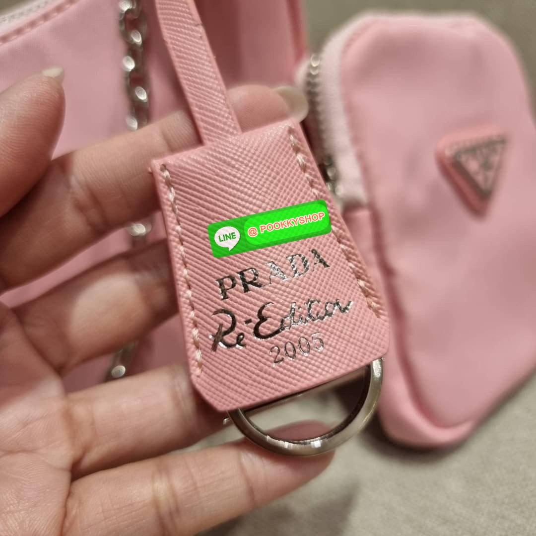 PRADA RE-EDITION 2005 RE-NYLON SHOULDER BAG ไอเท็มสุดปัง ที่ฮิตตลอดกาลไม่ว่าจะปีไหนๆ จัดให้ครบทั้งสีขายดีและสีใหม่ล่าสุด ที่สายคุณหนูห้ามพลาด!! กับกระเป๋าสะพายทรงคลาสสิค เหมาะเป็น everyday bag มากๆ วัสดุผ้าไนล่อนคุณภาพ พร้อมใบลูก ไว้ใส่เหรียญ ใส่กุญแจได้ส