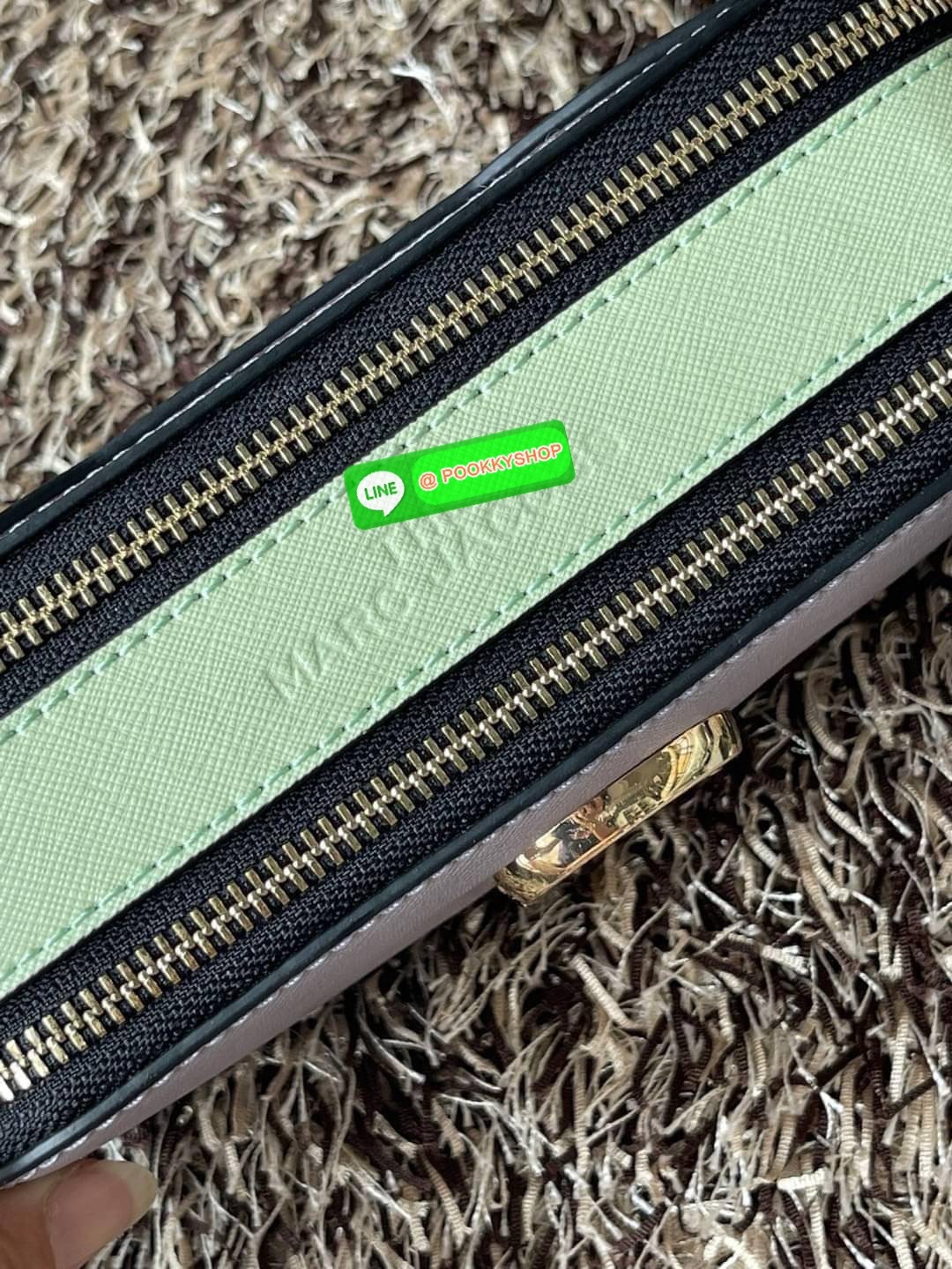 💕 Marc Jacobs Snapshot Bag กระเป๋าแบรนด์ดังจากสัญชาติอเมริกัน นับได้ว่ารุ่นนี้เป็นรุ่นทรงฮิตของ marc jacobs เลยทีเดียว โดยด้านหน้ากระเป๋าจะเป็นโลโก้แบบโลหะที่เป็นสัญลักษณ์ของแบรนด์นี้ มาพร้อมสายสะพายที่จะสะพายยังไงก็ดูโดดเด่น เพราะขนาดใหญ่ที่สกรีน