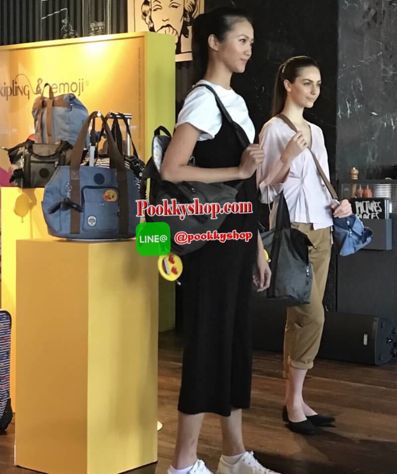 NEW ARRIVAL! KIPLING EMOJI HANDBAG รุ่นใหม่ล่าสุด Limited คอลเลคชั่น EMOJI วัสดุ Cotton+Polyester 100% สามารถรูดซิปมุมกระเป๋าเปลี่ยนทรงได้ไม่จำเจ หูหิ้วสะพายไหล่ได้ มือจับหูหิ้วเป็นหนังปั้มโลโก้ พวงกุญเเจลิงถอดเเยกใช้ได้ เปิดปิดด้วยซิป มีช่องซิปและช่องใส่