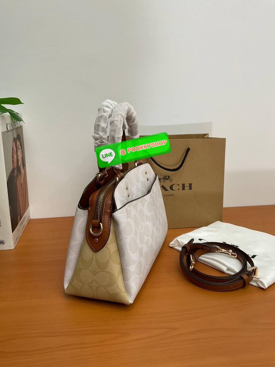 COACH MINI LILLIE CARRYALL IN SIGNATURE CANVAS ( C267 ) ทรงถังมินิ กระเป๋าสะพายไหล่ หรือ สะพายข้าง ขนาดกำลังน่ารัก ผ้าใบเคลือบซิกเนเจอร์แบรนด์ หนังเรียบลื่น แบ่งเป็น 3 ช่องใช้งาน ช่องซิปตรงกลาง| 2 ช่อง ปิดด้วยกระดุมแป๊ก ซับในผ้า สายยาวถอดออกได้