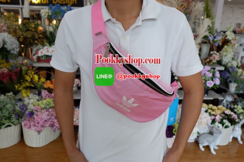ADIDAS ORIGINALS ADICOLOR WAIST BAG Best seller! **ดาราเซเลปใช้กันเพียบ ช้าอดหมดก่อนนาจา กระเป๋าคาดอก/คาดเอวสุดชิค ดีไซน์เรียบง่าย แต่สะพายแล้วเท่ห์ คลาสสิคสุดๆ อะไหล่เงิน เปิด-ปิด ด้วยซิป ภายในกว้าง ใส่กระเป๋าสตางค์ยาวได้ และของจุกจิกได้ พอประมาณ มีช่องซ
