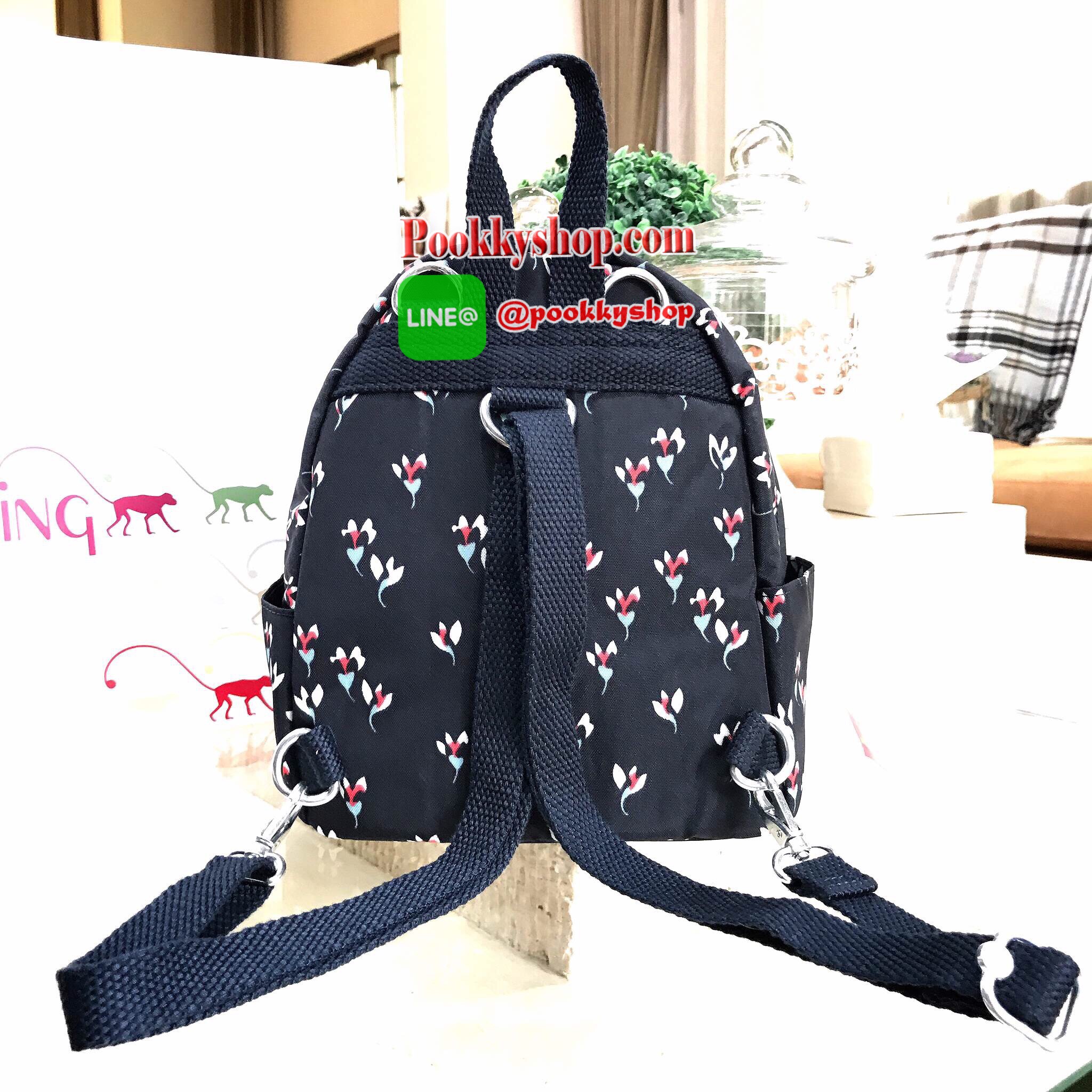 พร้อมส่ง KIPLING NYLON MINI BAG กระเป๋าถือหรือสะพายวัสดุ Nylon + Polyester 100% รุ่นมินิมีหูหิ้วเเละสายสะพายยาวเลื่อนปรับระดับได้ถอดได้ จุดเด่นที่สามารถคล้องสายสะพายได้หลายแบบ จะสะพายไหล่ สะพาย Cross Body หรือจะคล้องสายเป็นเป้สะพายหลังก็ดูดี เปิดปิดด้วยซิ